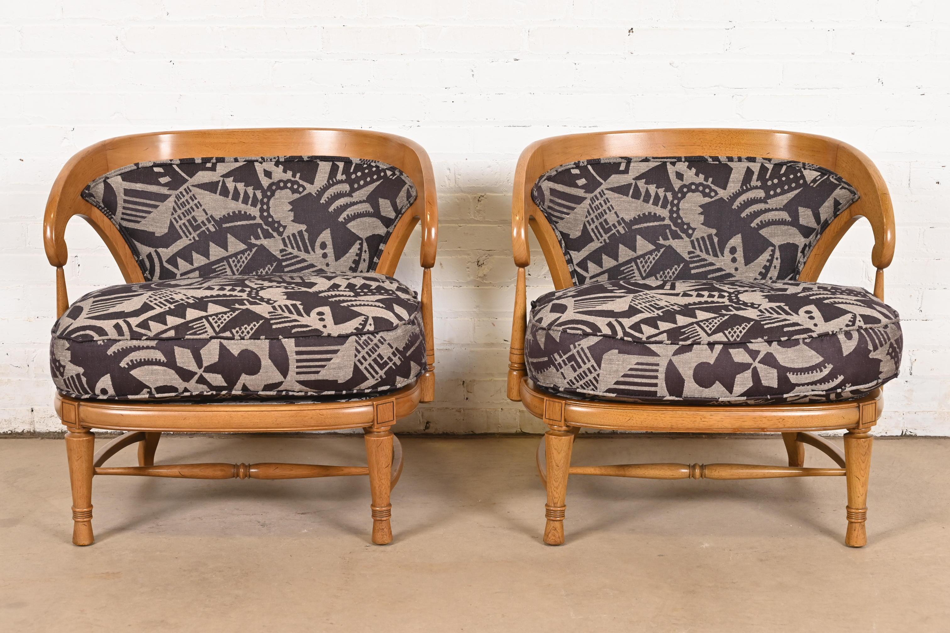 Tomlinson Mid-Century Modern Geformter Nussbaum Club Stühle oder Lounge Stühle, Paar (Moderne der Mitte des Jahrhunderts) im Angebot