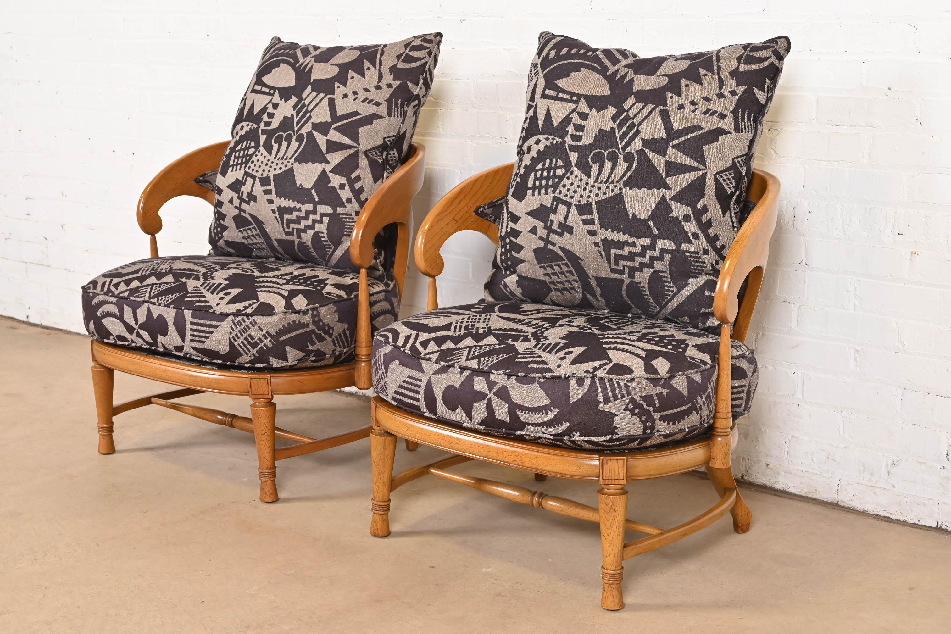 Tomlinson Mid-Century Modern Geformter Nussbaum Club Stühle oder Lounge Stühle, Paar (Polster) im Angebot
