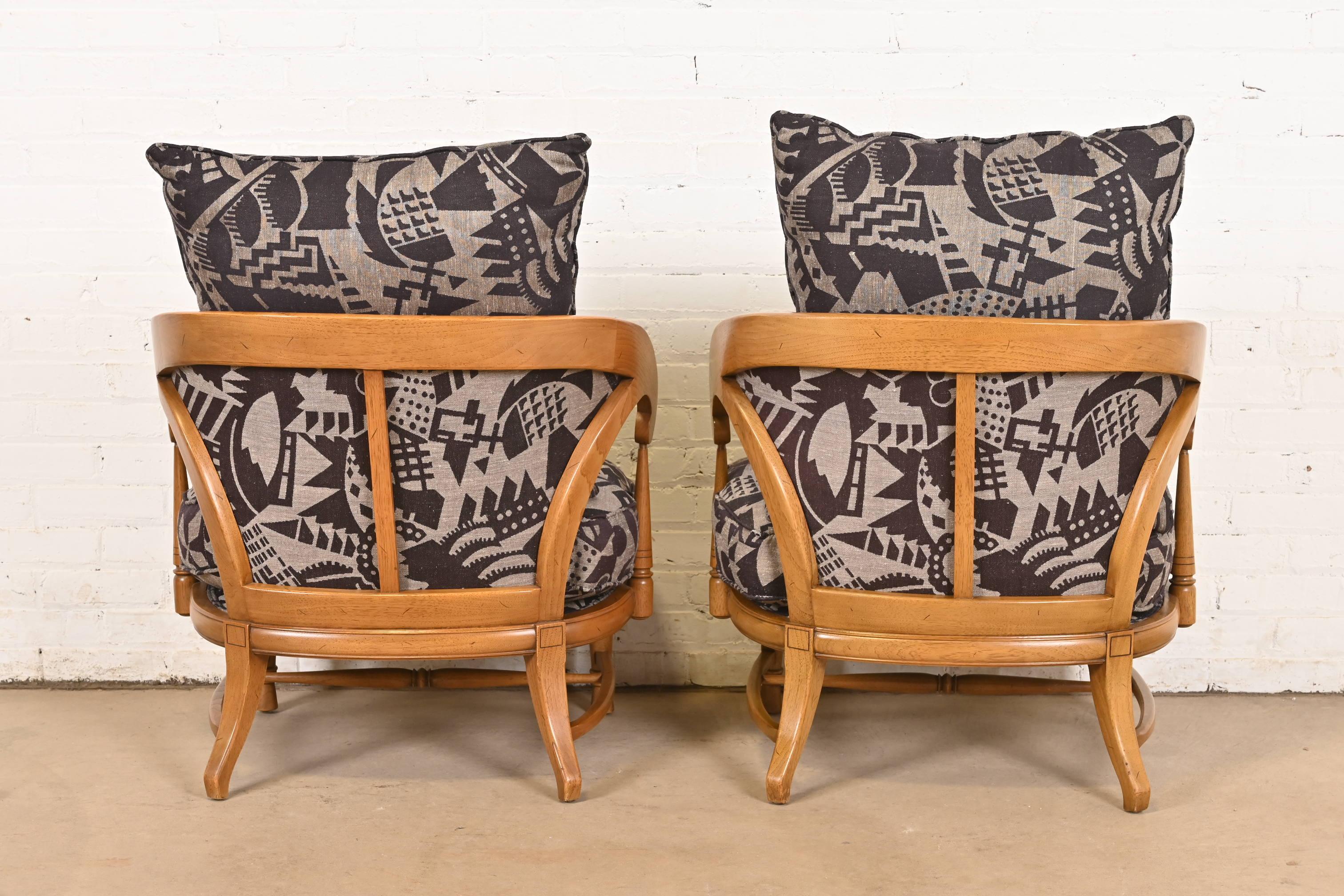 Tomlinson Mid-Century Modern Geformter Nussbaum Club Stühle oder Lounge Stühle, Paar im Angebot 2