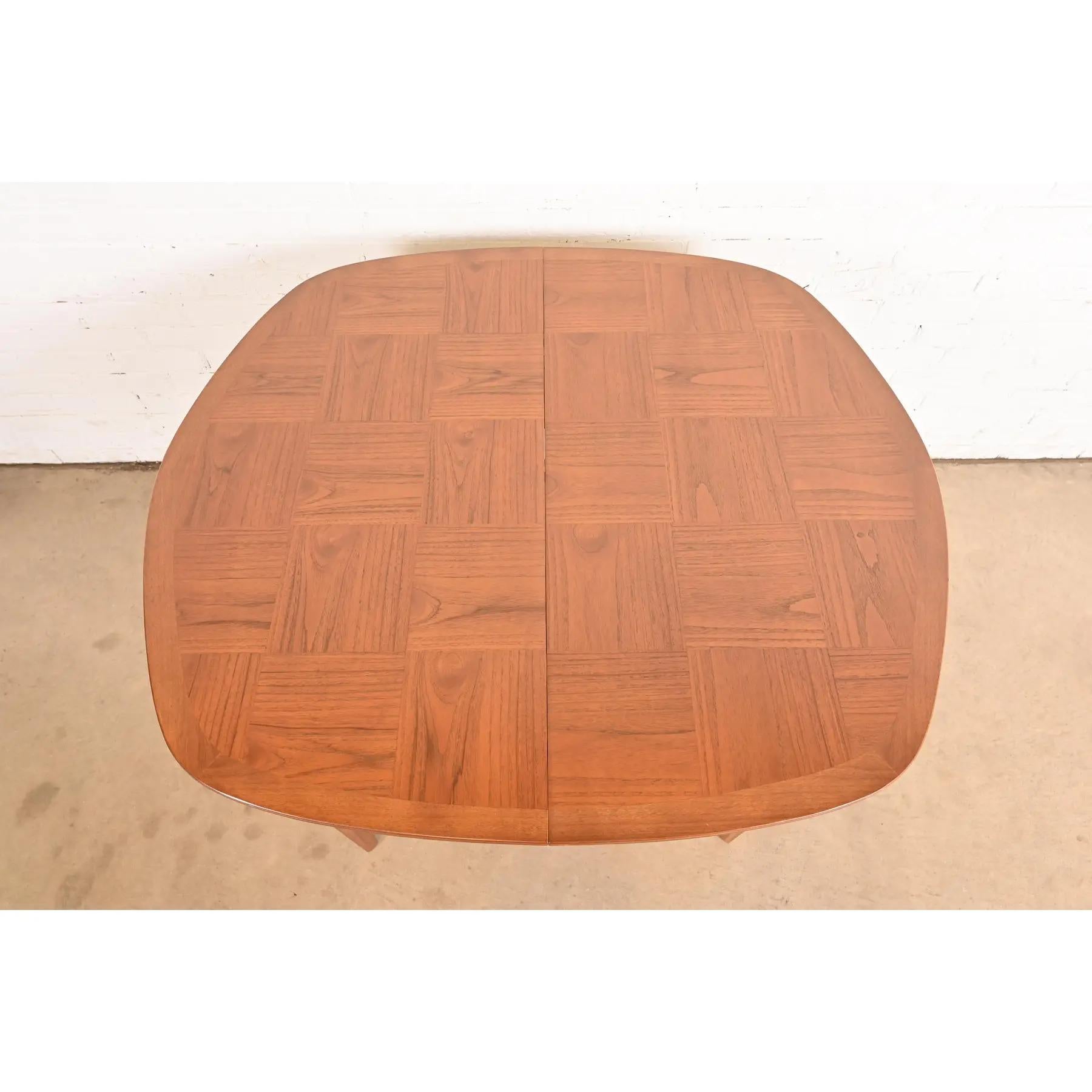 Mesa de comedor extensible de nogal esculpido Tomlinson, moderna de mediados de siglo, repintada en venta 3