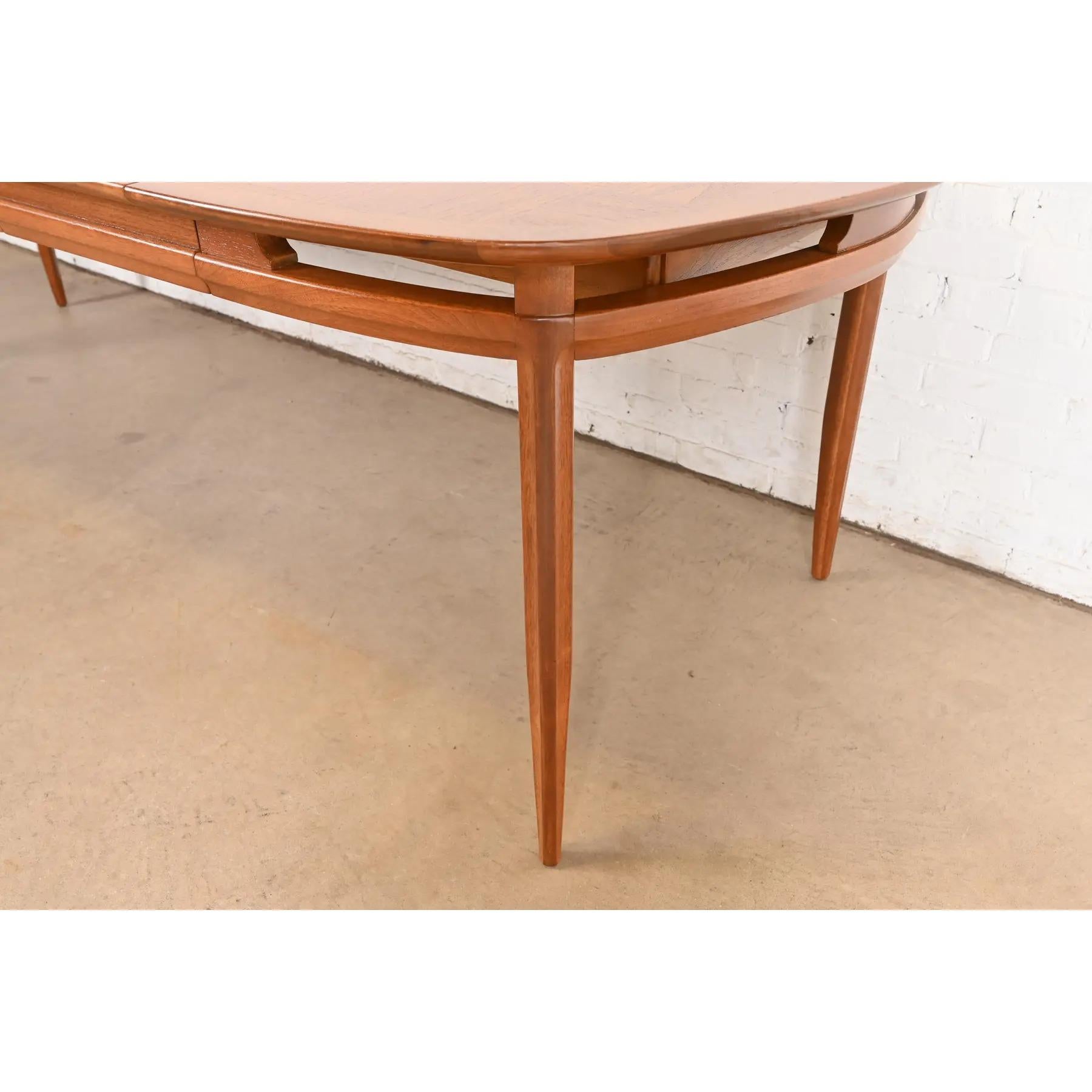 Mesa de comedor extensible de nogal esculpido Tomlinson, moderna de mediados de siglo, repintada en venta 4