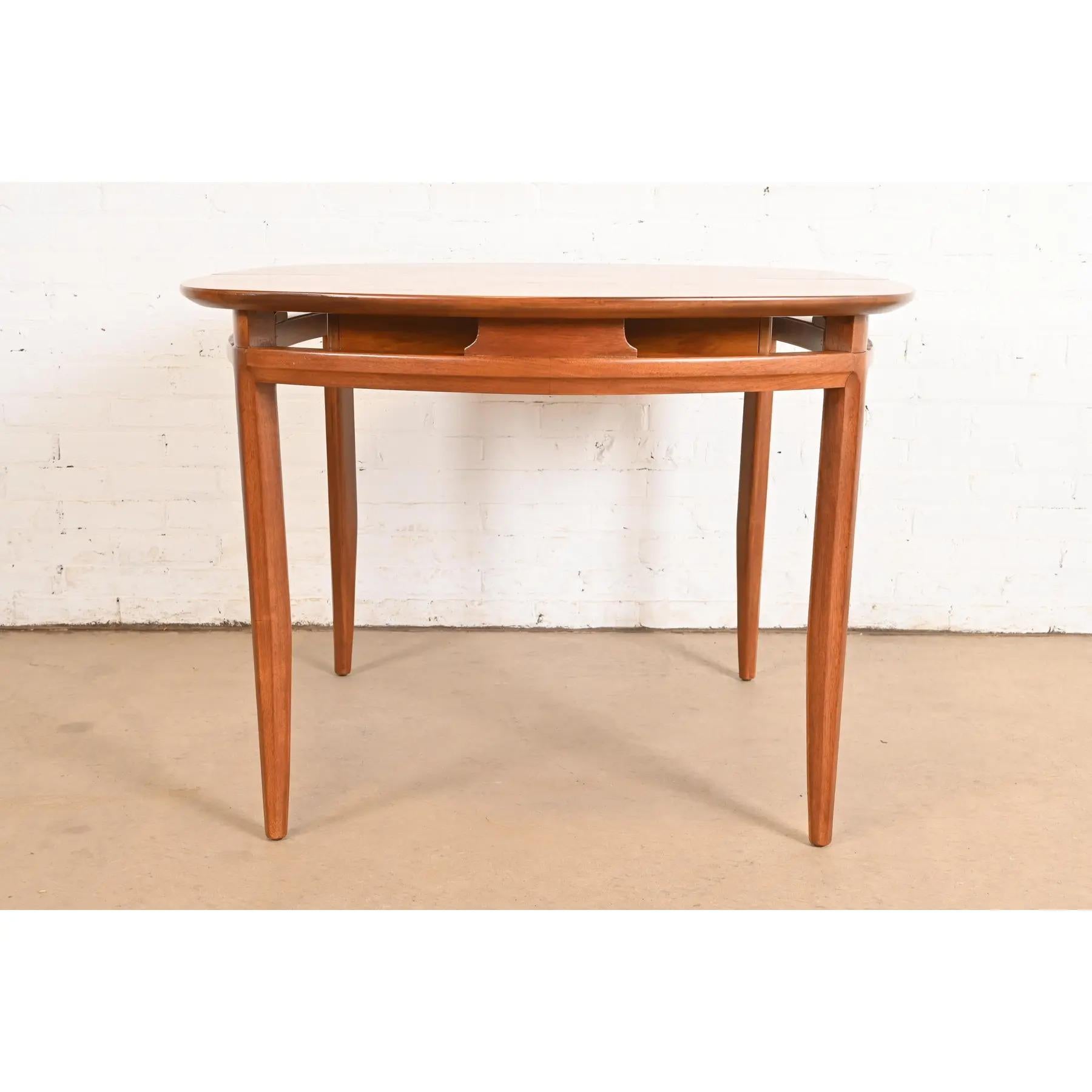 Mesa de comedor extensible de nogal esculpido Tomlinson, moderna de mediados de siglo, repintada en venta 5