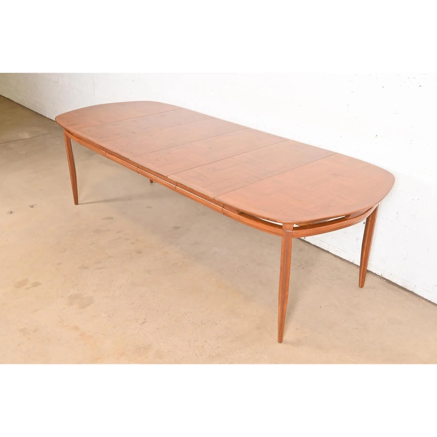 Una excepcional mesa de comedor extensible moderna de mediados de siglo

Por Tomlinson

EE.UU., alrededor de 1960

De nogal esculpido, con una preciosa tapa de parqué patchwork.

Medidas: 44