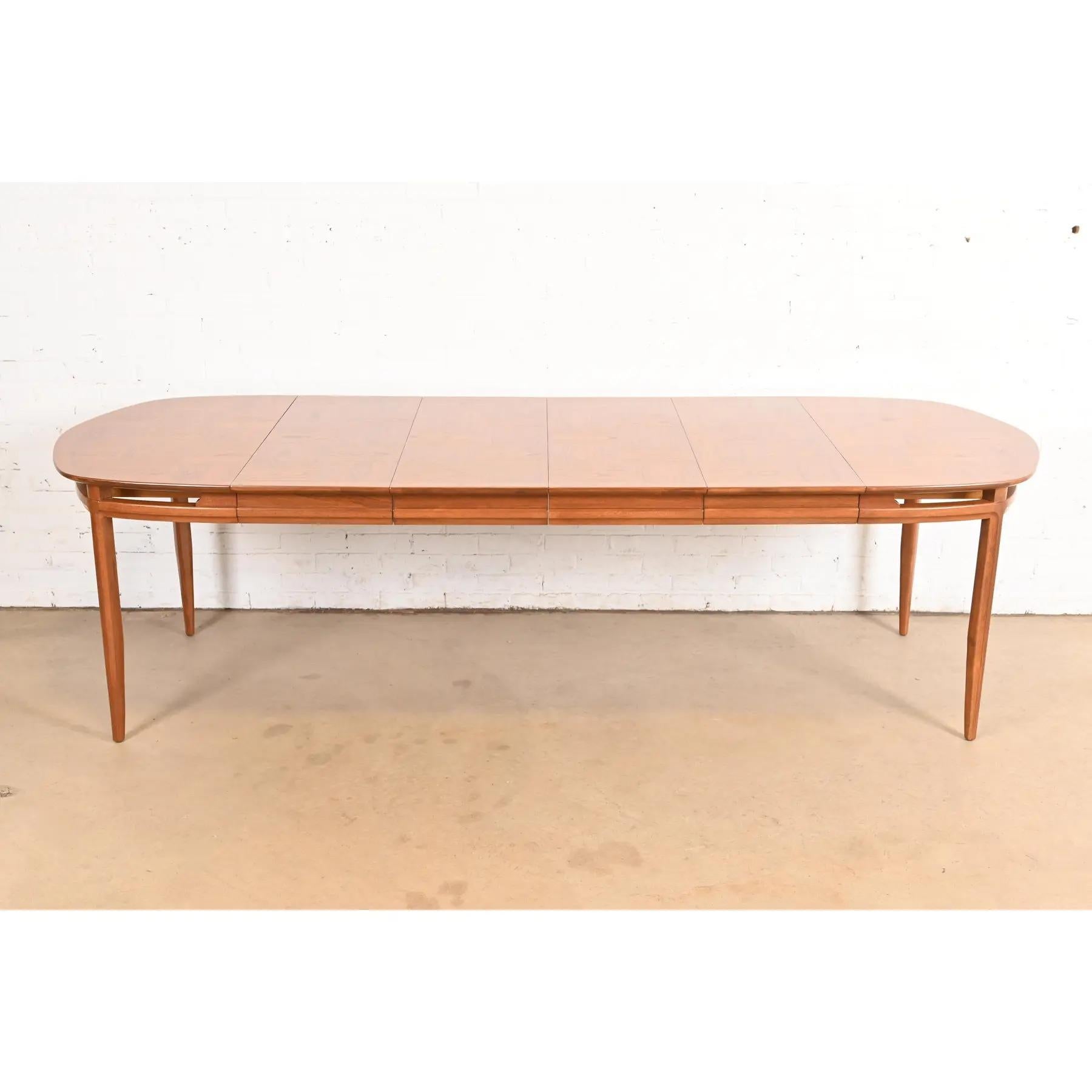 Mesa de comedor extensible de nogal esculpido Tomlinson, moderna de mediados de siglo, repintada Moderno de mediados de siglo en venta