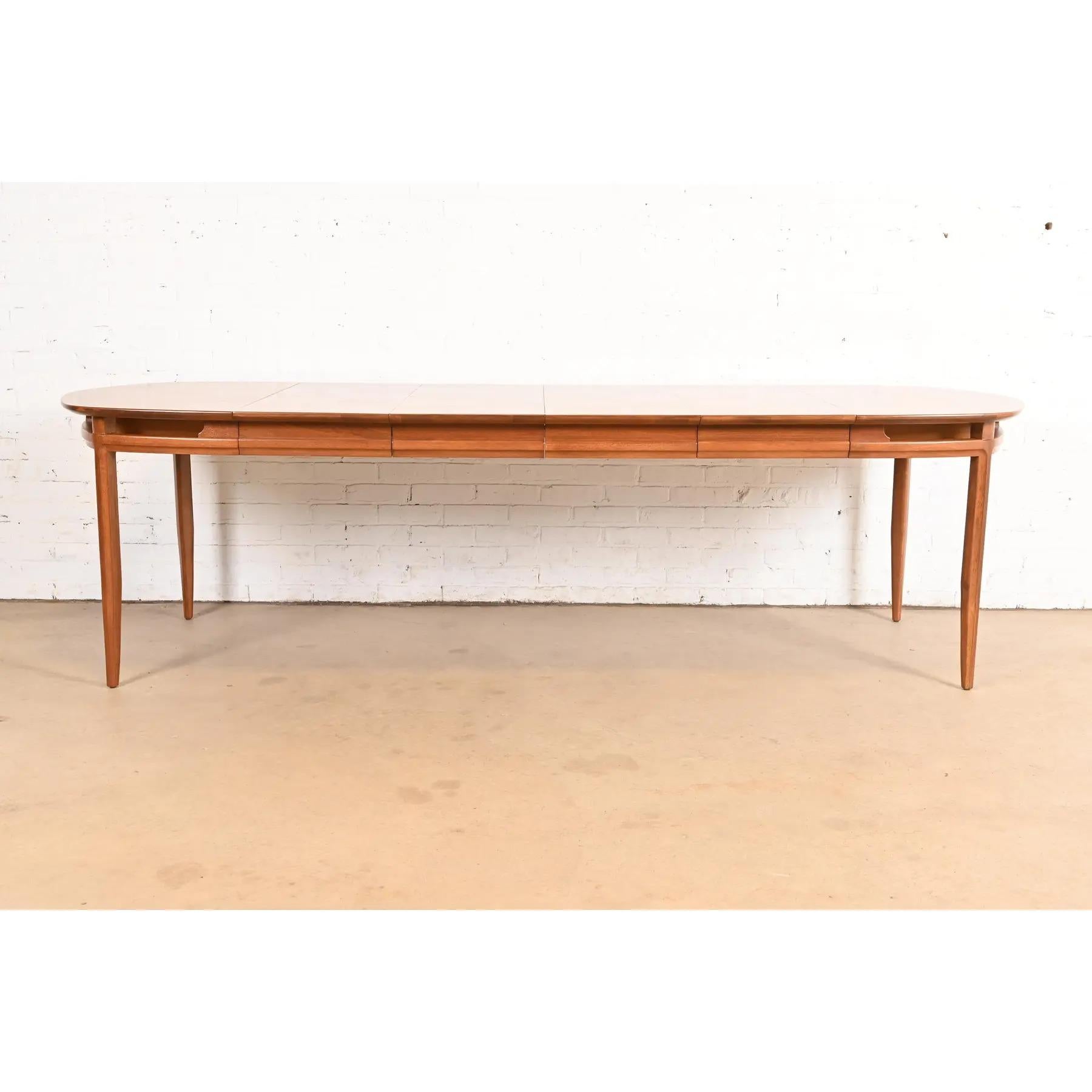 Mesa de comedor extensible de nogal esculpido Tomlinson, moderna de mediados de siglo, repintada Estadounidense en venta