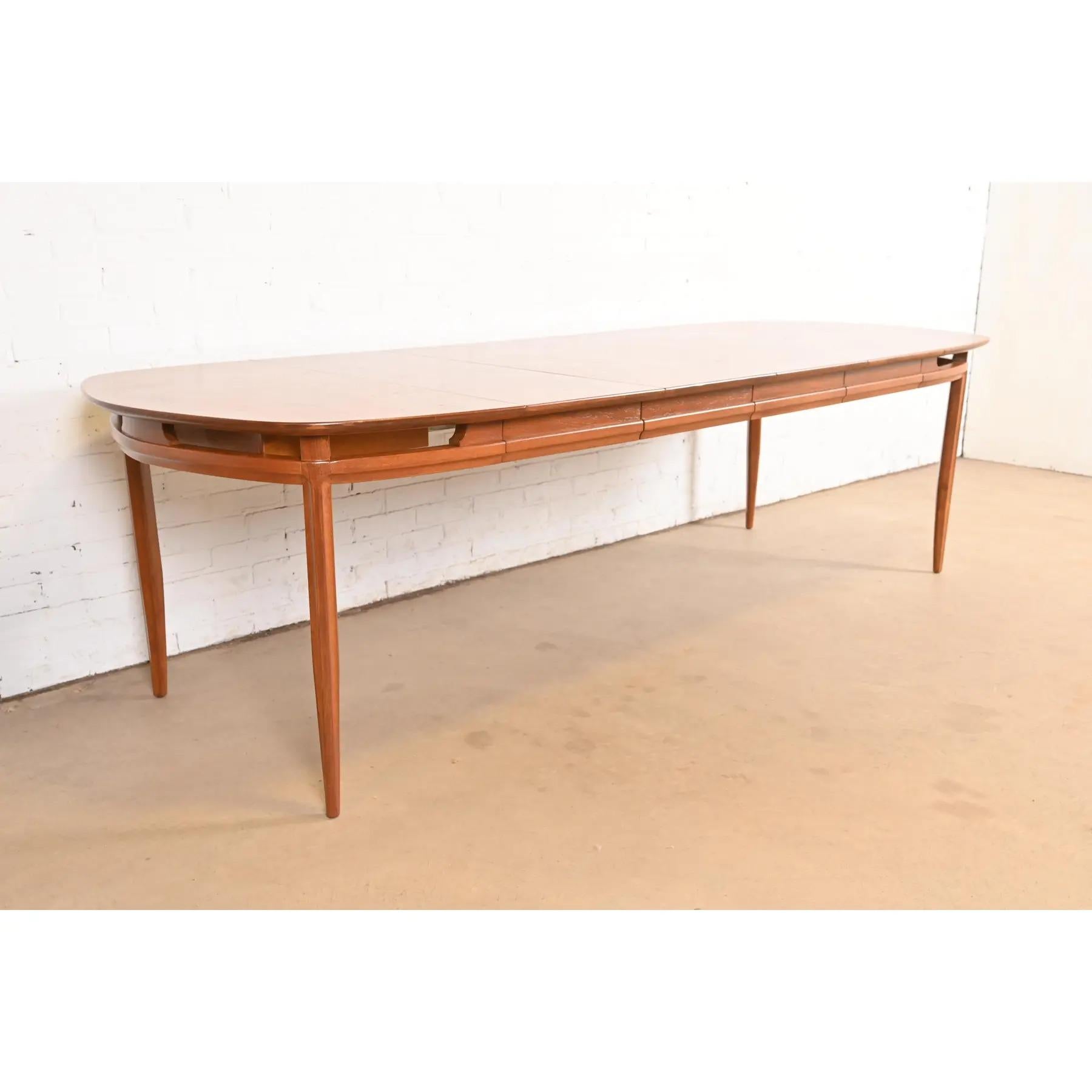 Mesa de comedor extensible de nogal esculpido Tomlinson, moderna de mediados de siglo, repintada en Bueno estado para la venta en South Bend, IN