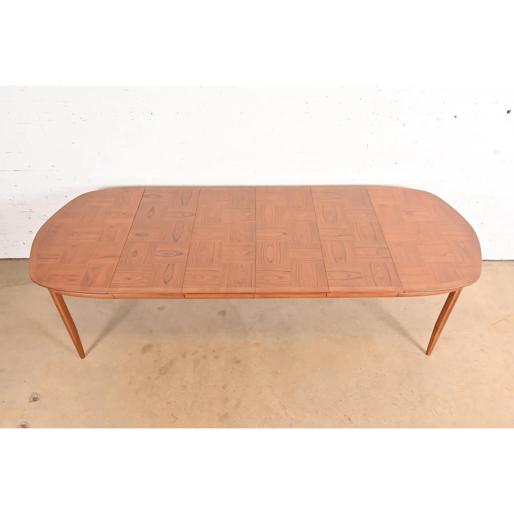 Mesa de comedor extensible de nogal esculpido Tomlinson, moderna de mediados de siglo, repintada mediados del siglo XX en venta