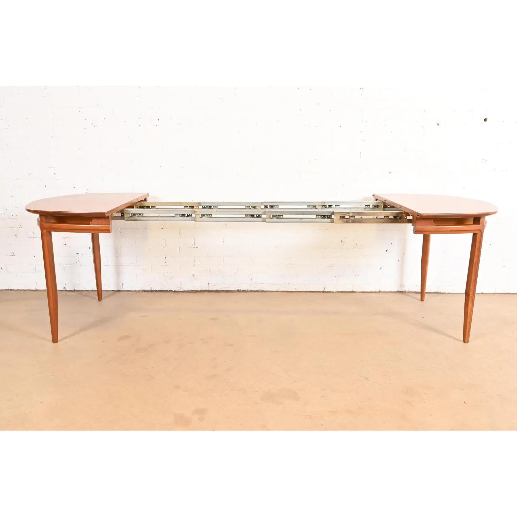 Mesa de comedor extensible de nogal esculpido Tomlinson, moderna de mediados de siglo, repintada Nogal en venta