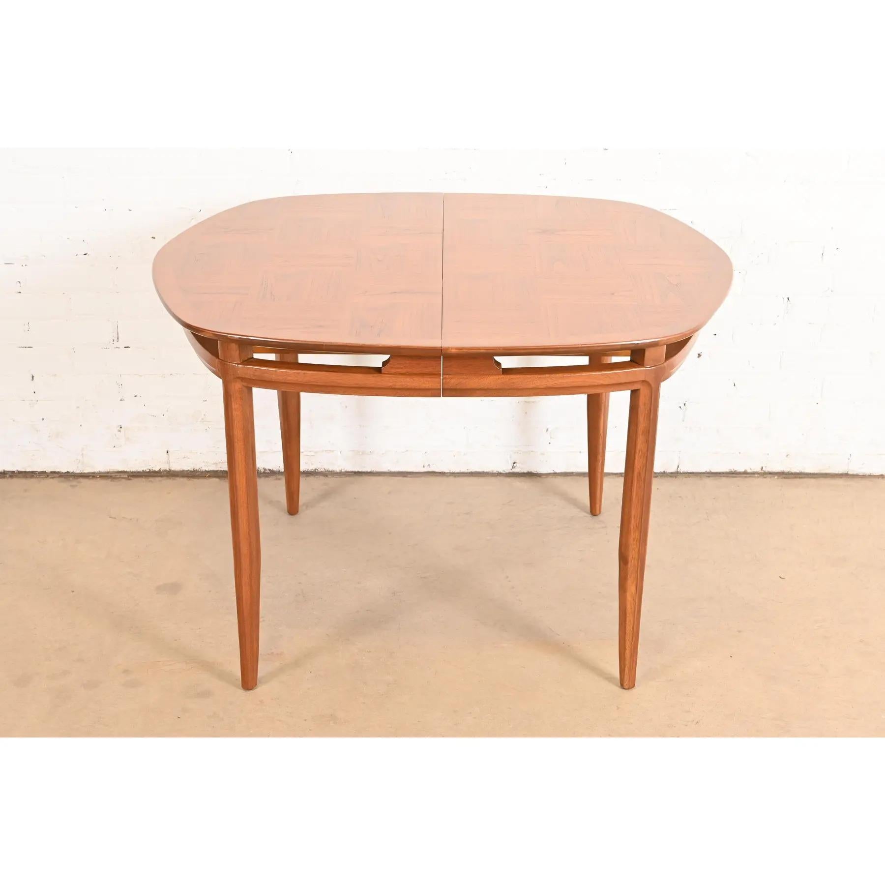 Mesa de comedor extensible de nogal esculpido Tomlinson, moderna de mediados de siglo, repintada en venta 1