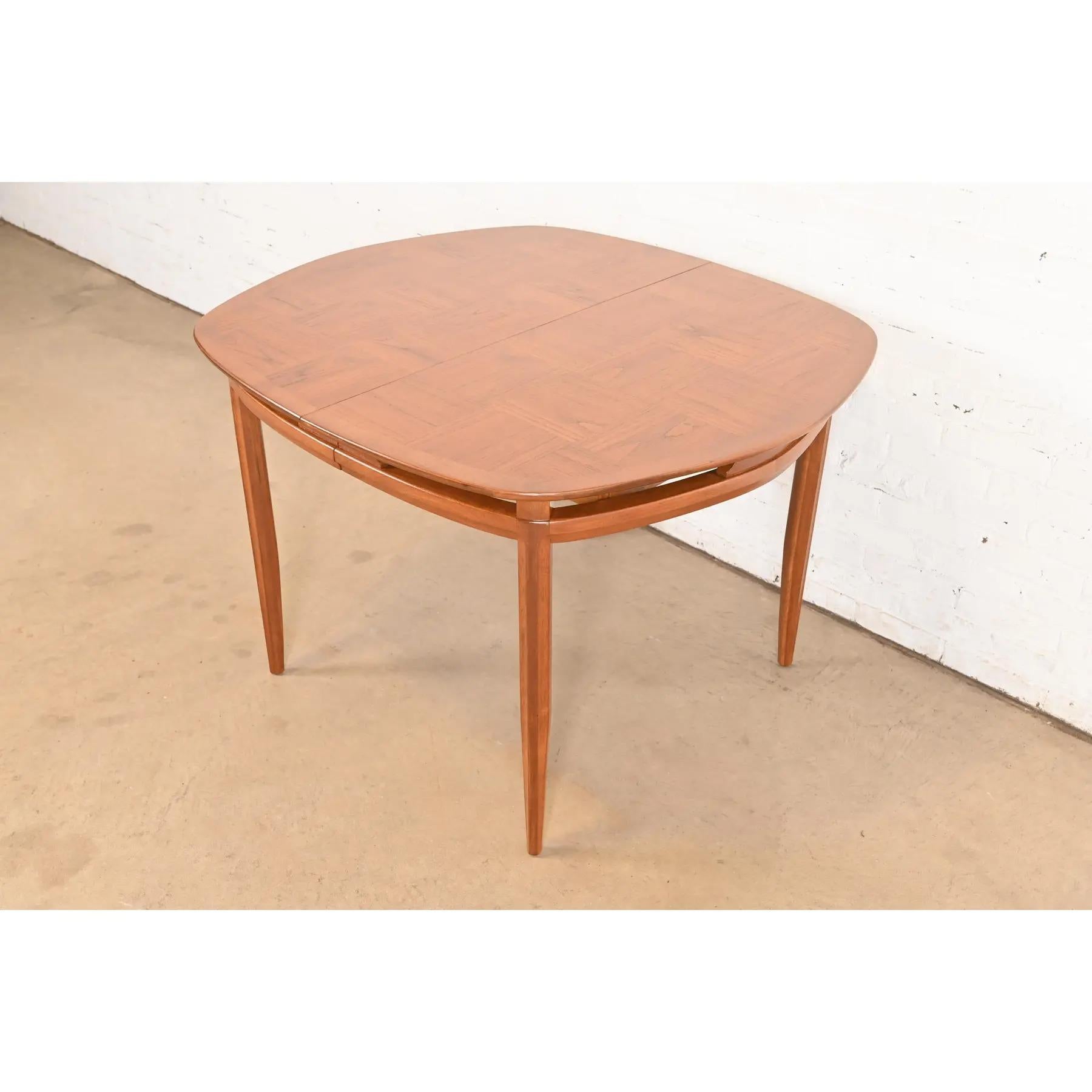 Mesa de comedor extensible de nogal esculpido Tomlinson, moderna de mediados de siglo, repintada en venta 2