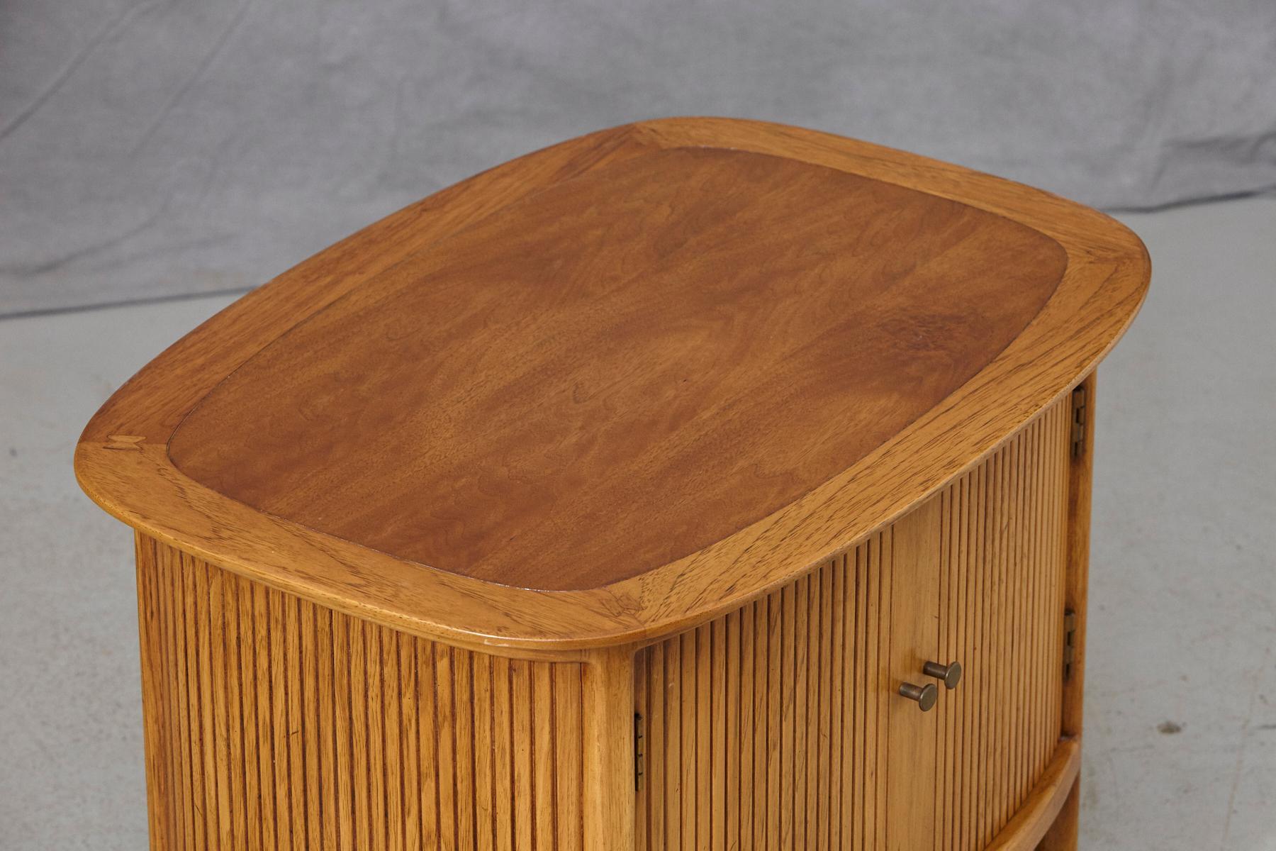 Table d'appoint Tomlinson en noyer Collection Sophisticate avec fausse porte tambour en vente 6