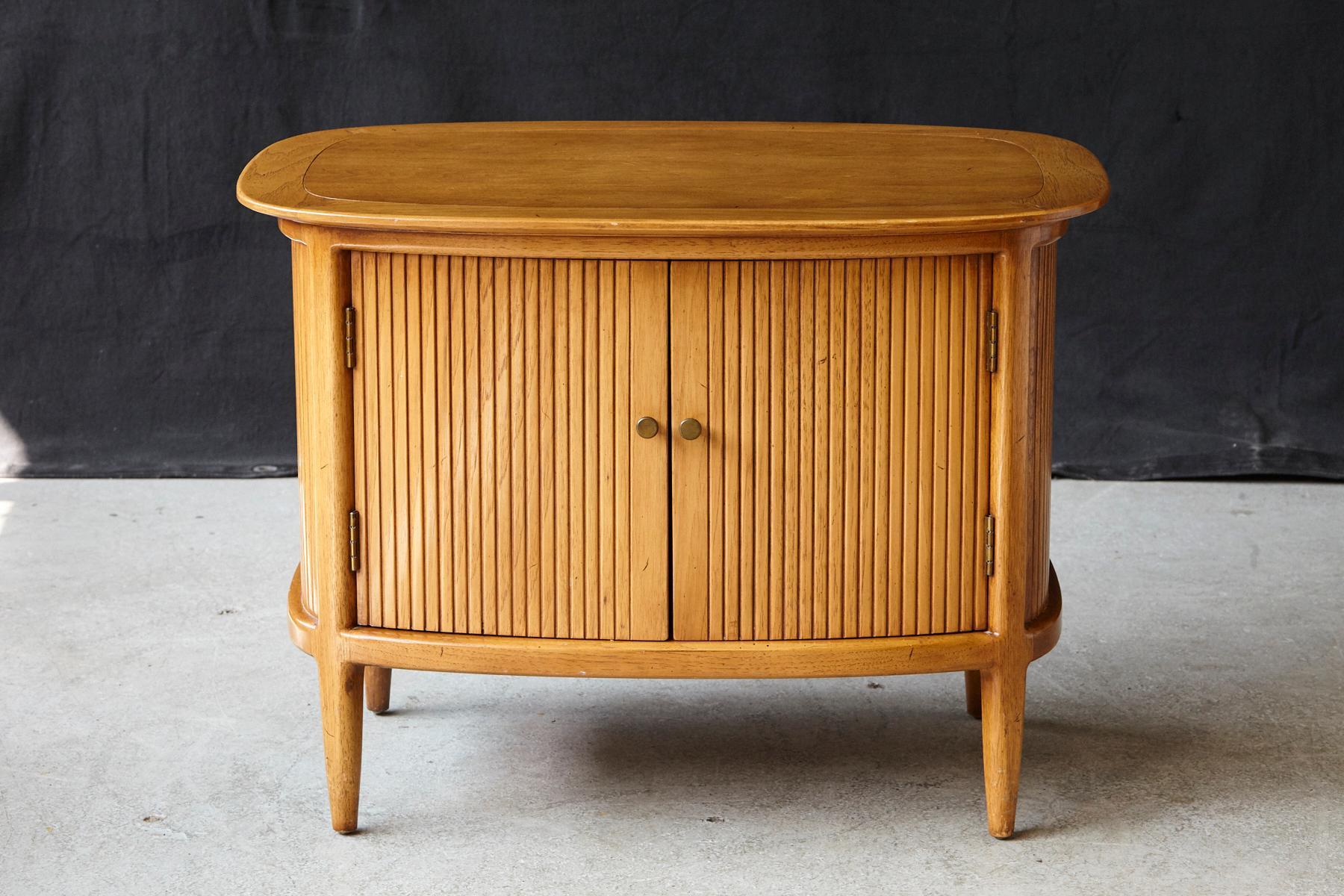 Magnifique table d'appoint moderne du milieu du siècle dernier en noyer à portes fendues en faux tambour avec de grandes lignes et détails, un design faux tambour ondulé, des ferrures en laiton, des inserts papillons, etc., réalisée par Tomlinson