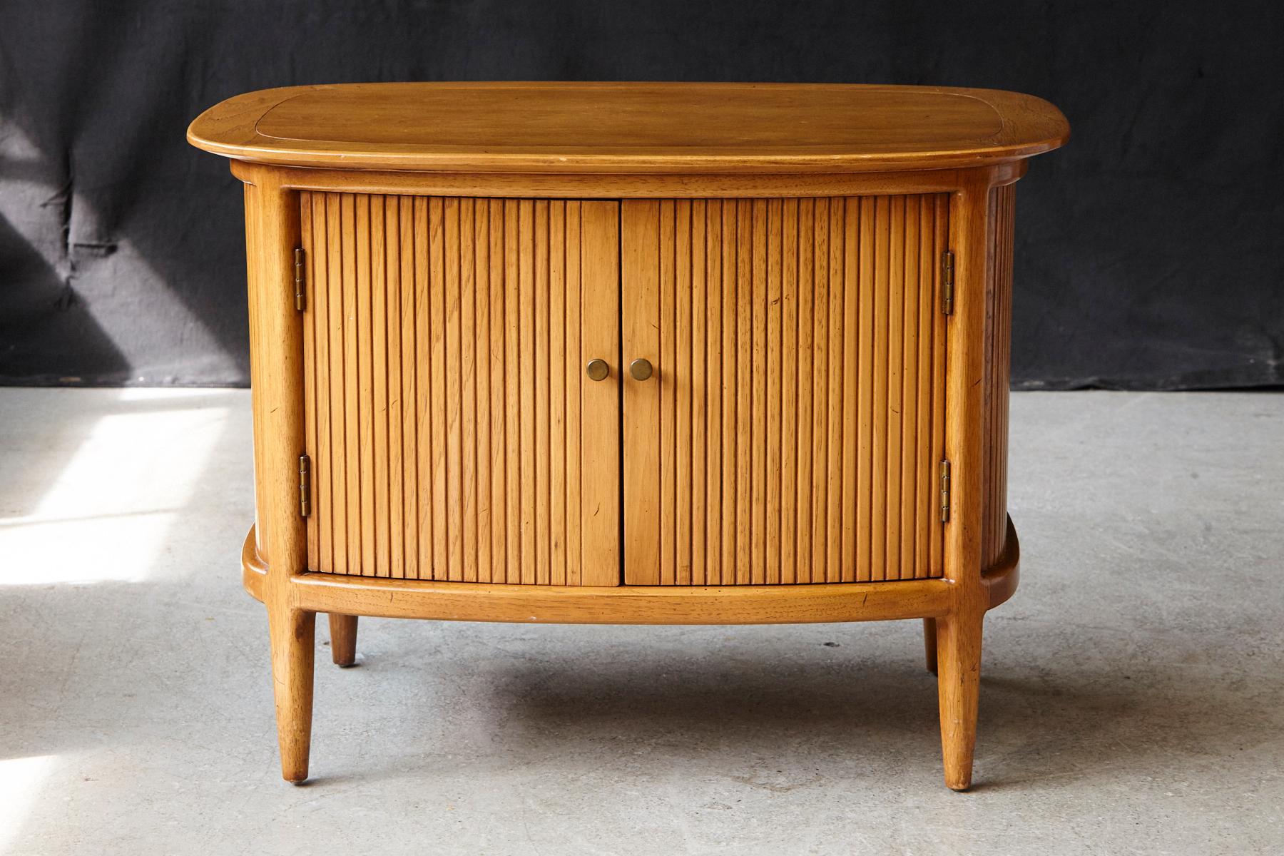 Tomlinson Sophisticate Collection Faux Tambour Door Walnut Side Table In Good Condition For Sale In Aramits, Nouvelle-Aquitaine