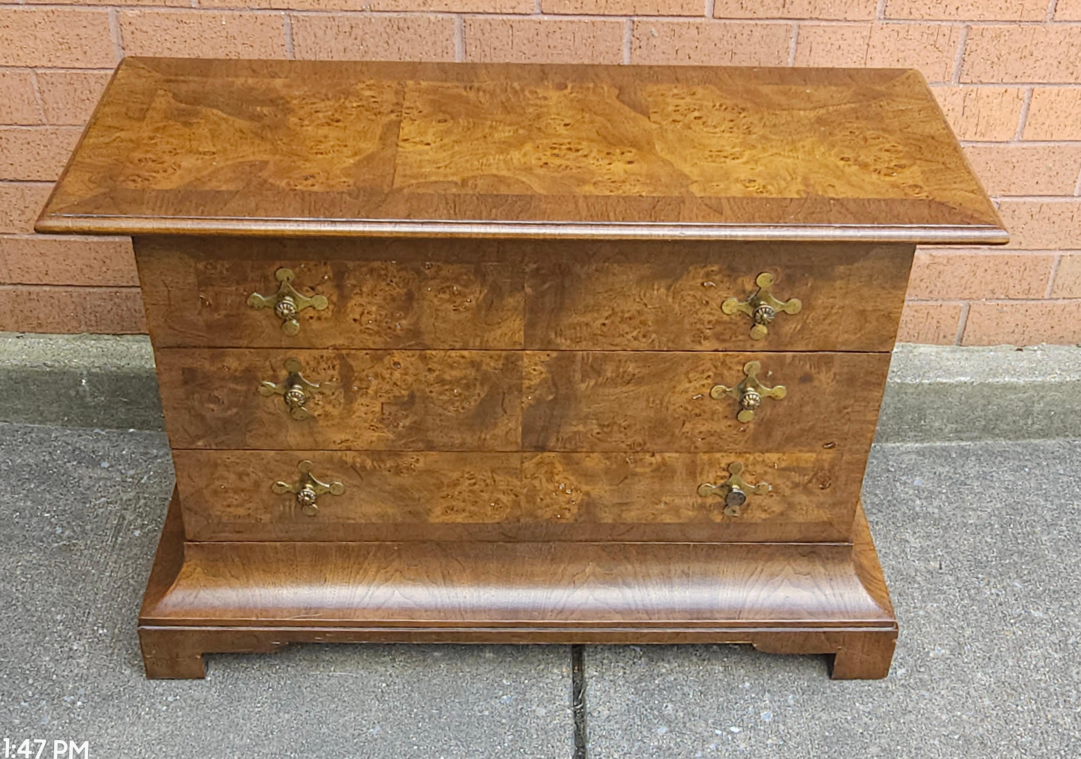 Tomlinson Furniture Co. Cassapanca a fascia incrociata in noce e radica della Sophisticate Collection in ottime condizioni vintage. Misura 33,75