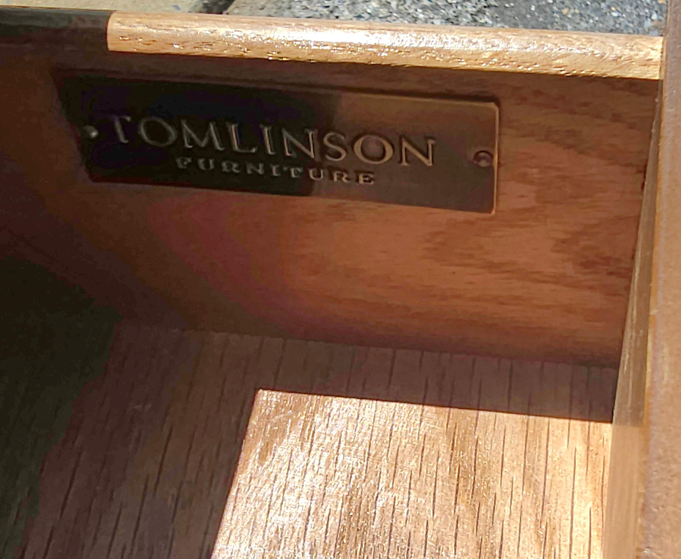Tomlinson Sofisticato cassettone a fascia incrociata in noce e radica in vendita 1