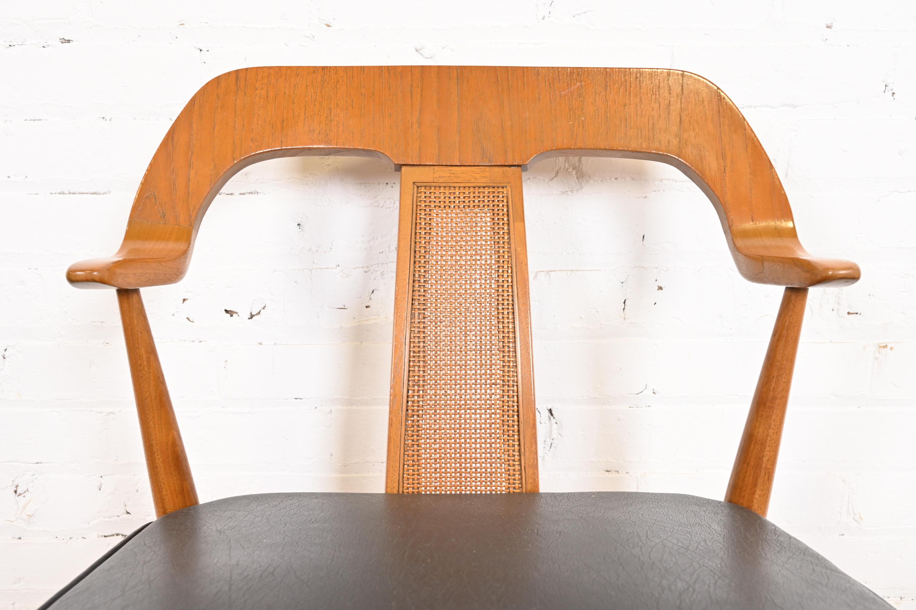Tomlinson Sofisticate poltrone da pranzo in legno di noce e canna della metà del secolo scorso in vendita 4