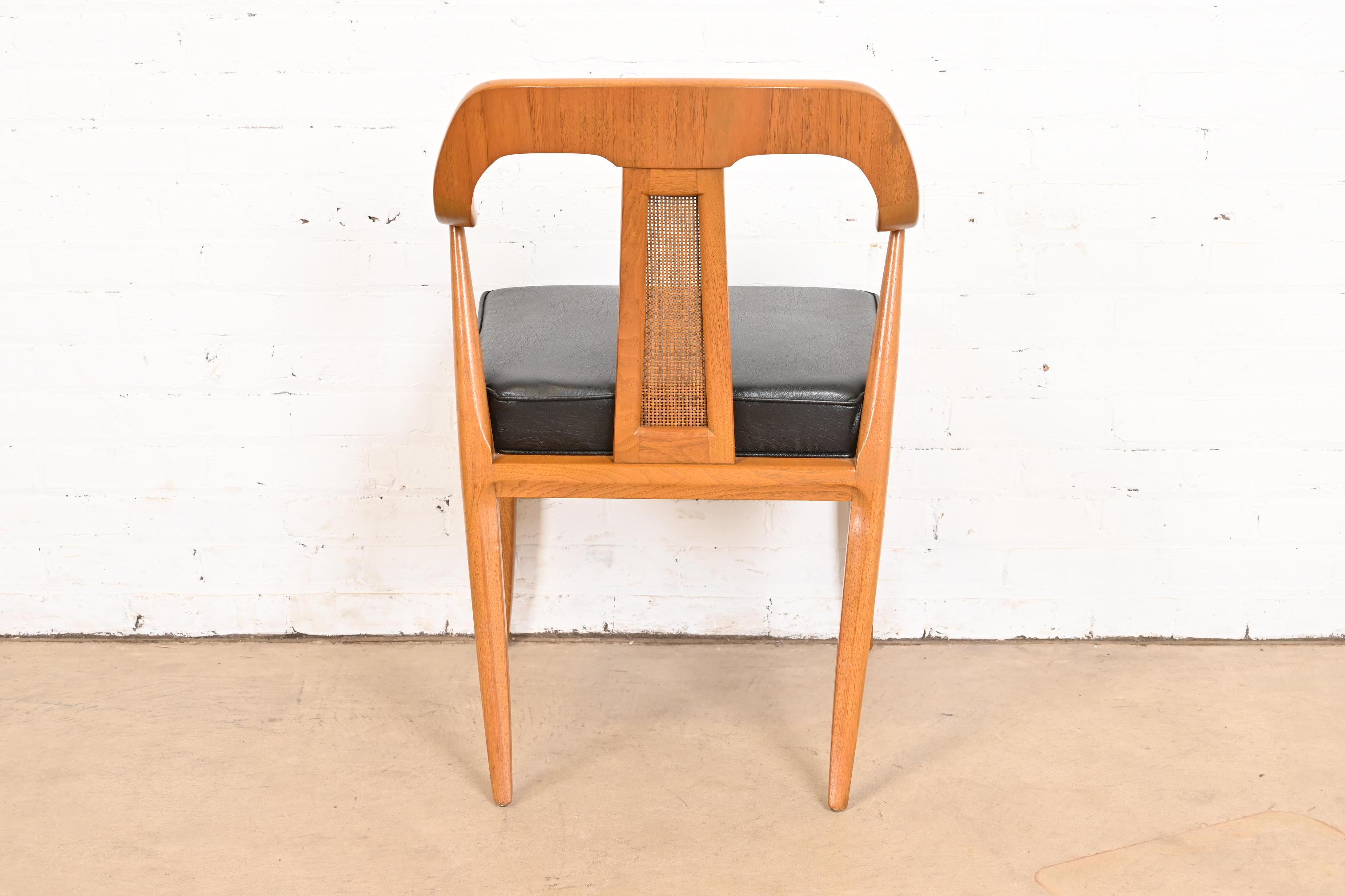 Tomlinson Sofisticate poltrone da pranzo in legno di noce e canna della metà del secolo scorso in vendita 7