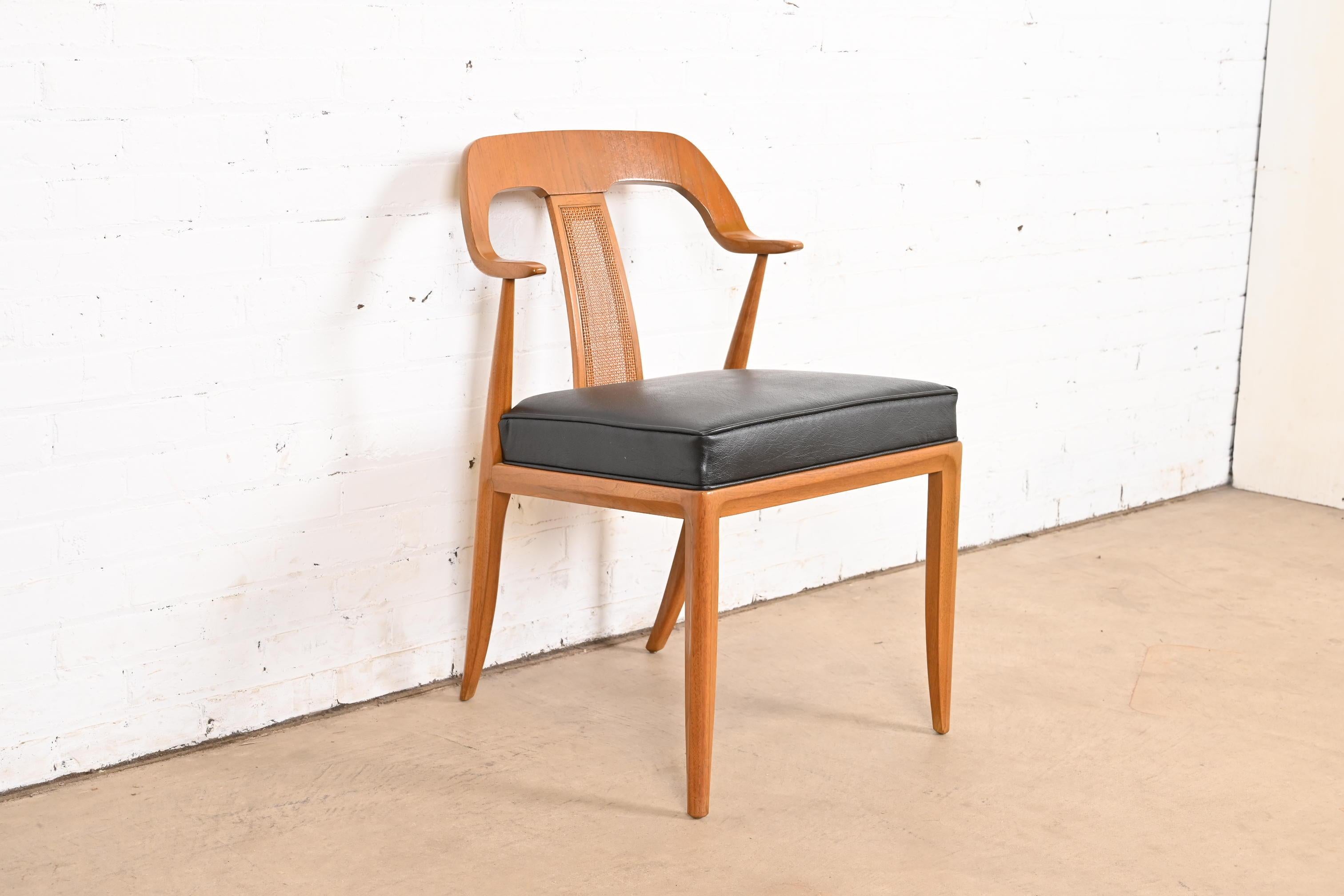 Tomlinson Sofisticate poltrone da pranzo in legno di noce e canna della metà del secolo scorso in vendita 1