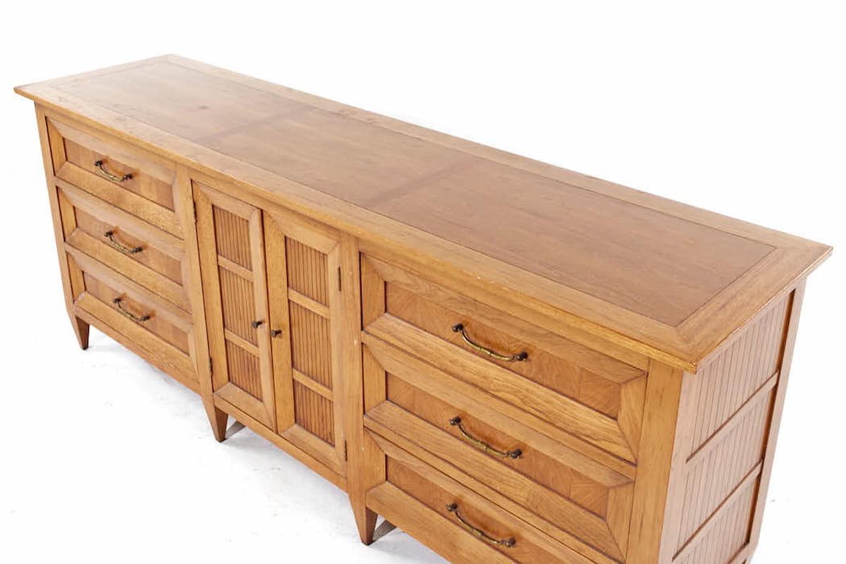 Tomlinson Sophisticate Mid Century Walnut Lowboy Dresser In Good Condition For Sale In Countryside, IL