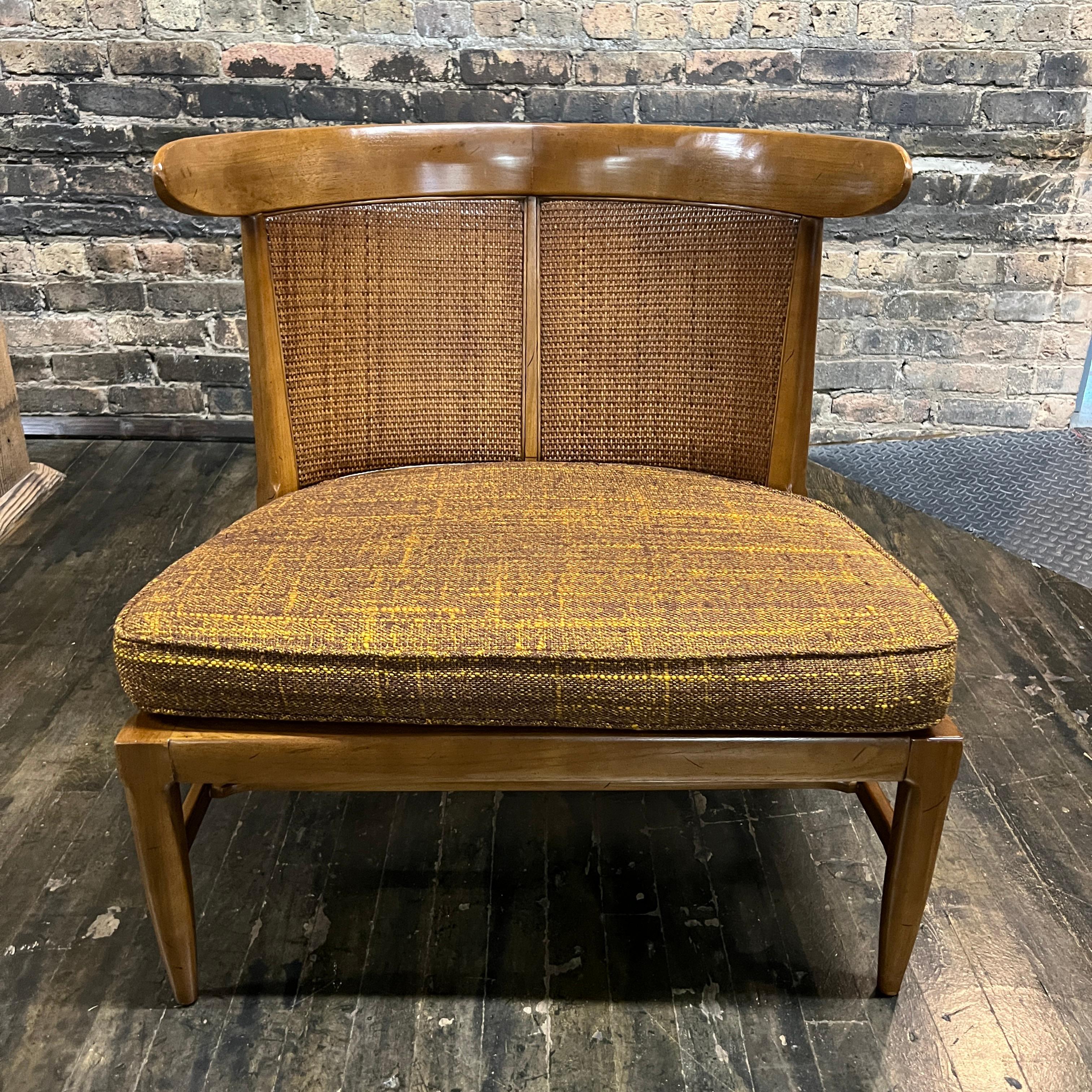 Una hermosa y rara silla pantufla Tomlinson de la línea Sophisticates de hacia 1950.  La silla modelo 650 fue diseñada por John Lubberts y Lambert Mulder.

Esta silla tiene armazón de nogal, detalles de asta de toro, impresionantes respaldos de caña