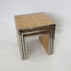 Trois tables empilables gigognes en marqueterie de paille Tommaso Barbi des années 1970