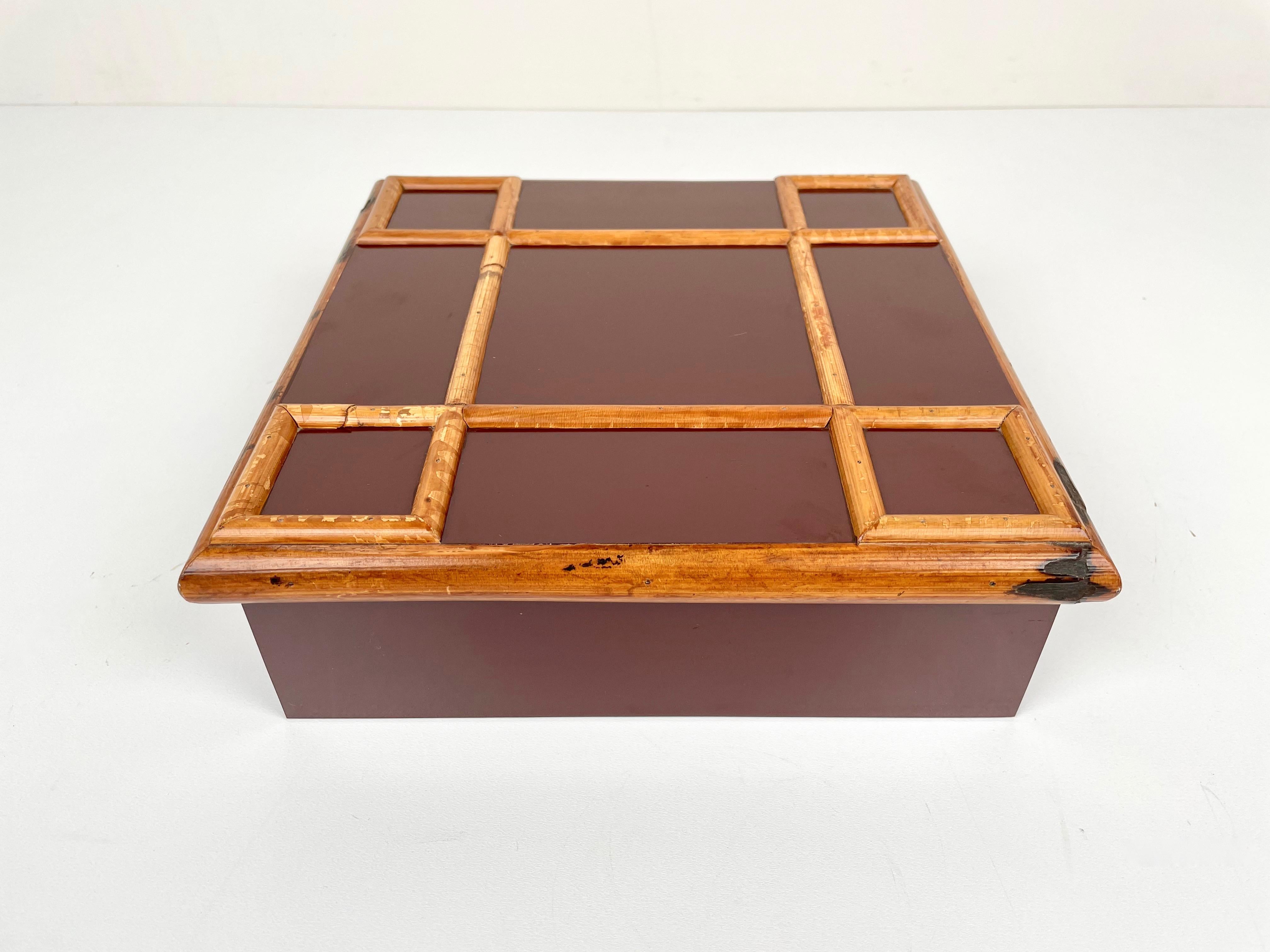 viereckige burgunderfarbene Schachtel aus Bambus und Holz aus den 1960er Jahren von dem italienischen Designer Tommaso Barbi. 
Das Originaletikett ist noch auf der Unterseite angebracht, wie auf den Fotos zu sehen ist.