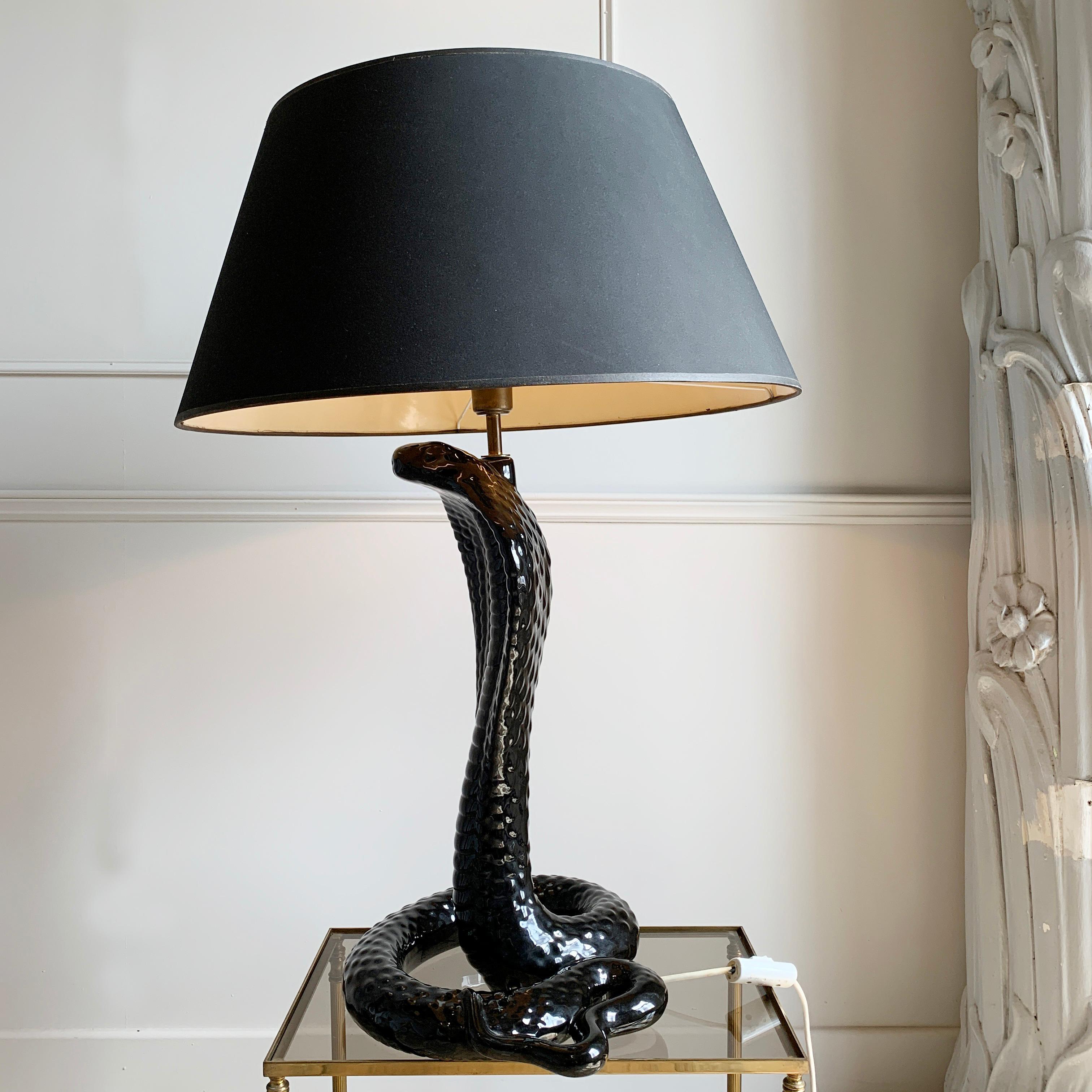 Une lampe Cobra en céramique de Tommaso Barbi, exceptionnellement rare, en noir. Ce coloris est le plus rare de tous les Barbi Cobra et est très rarement commercialisé. Cette pièce est en excellent état, et possède encore son abat-jour noir