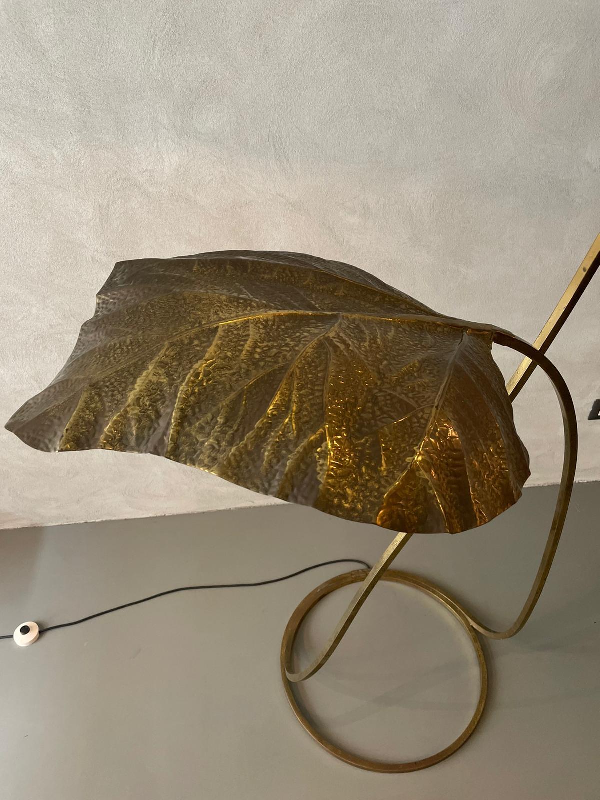 Three-leaf floor lamp by Tommaso Barbi for Bottega Gadda, Italy, 1970.
Hammered brass floor lamp, presenting large rhubarb leaves, smooth brass structure, hammered brass leaves
It's in original conditions.
Excellent vintage patina.

In 1970