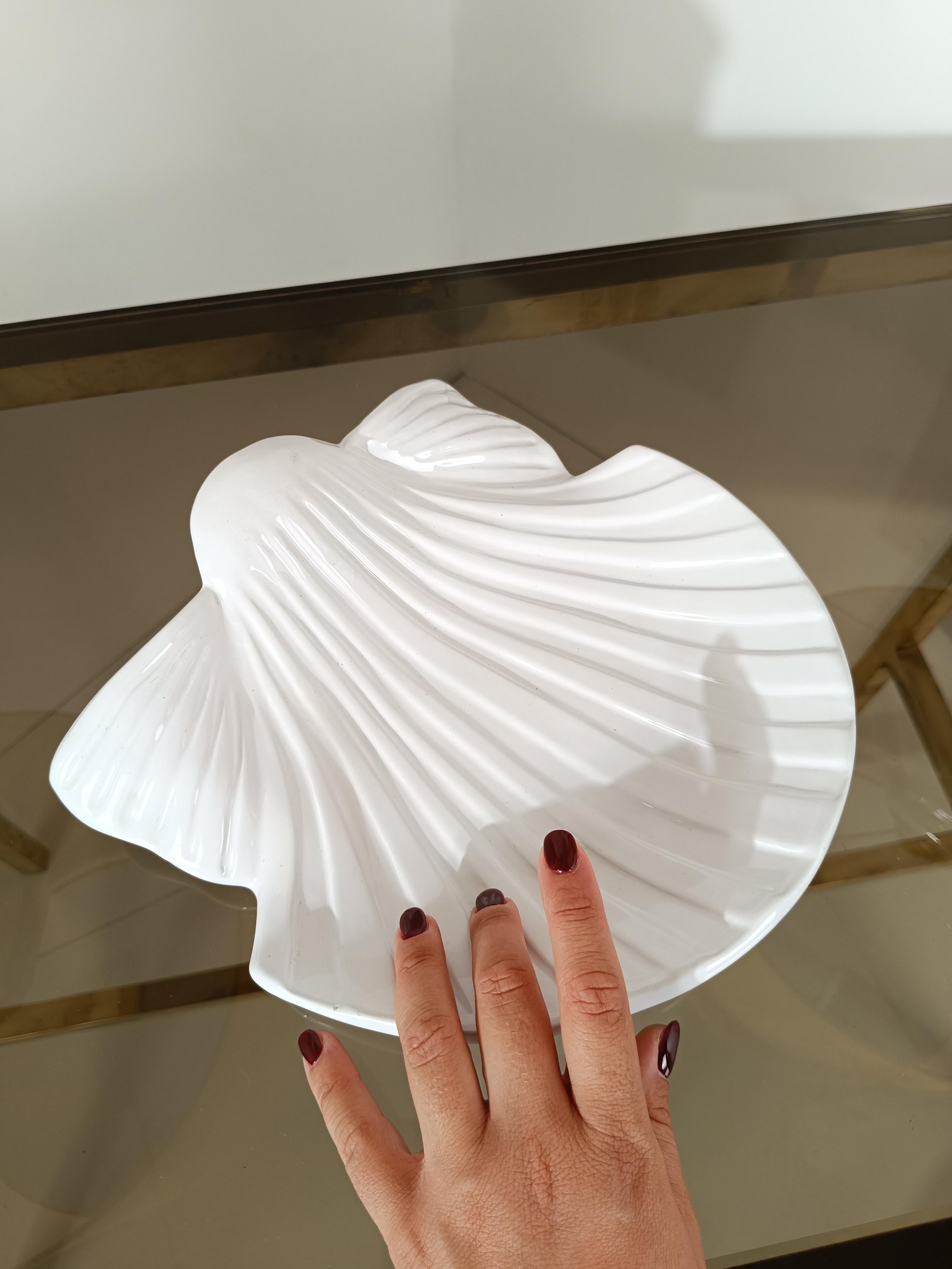 Tommaso Barbi-Schale / The Scallop Shaped Vide-poche aus weiß glasierter Keramik, 70er Jahre (Italienisch) im Angebot