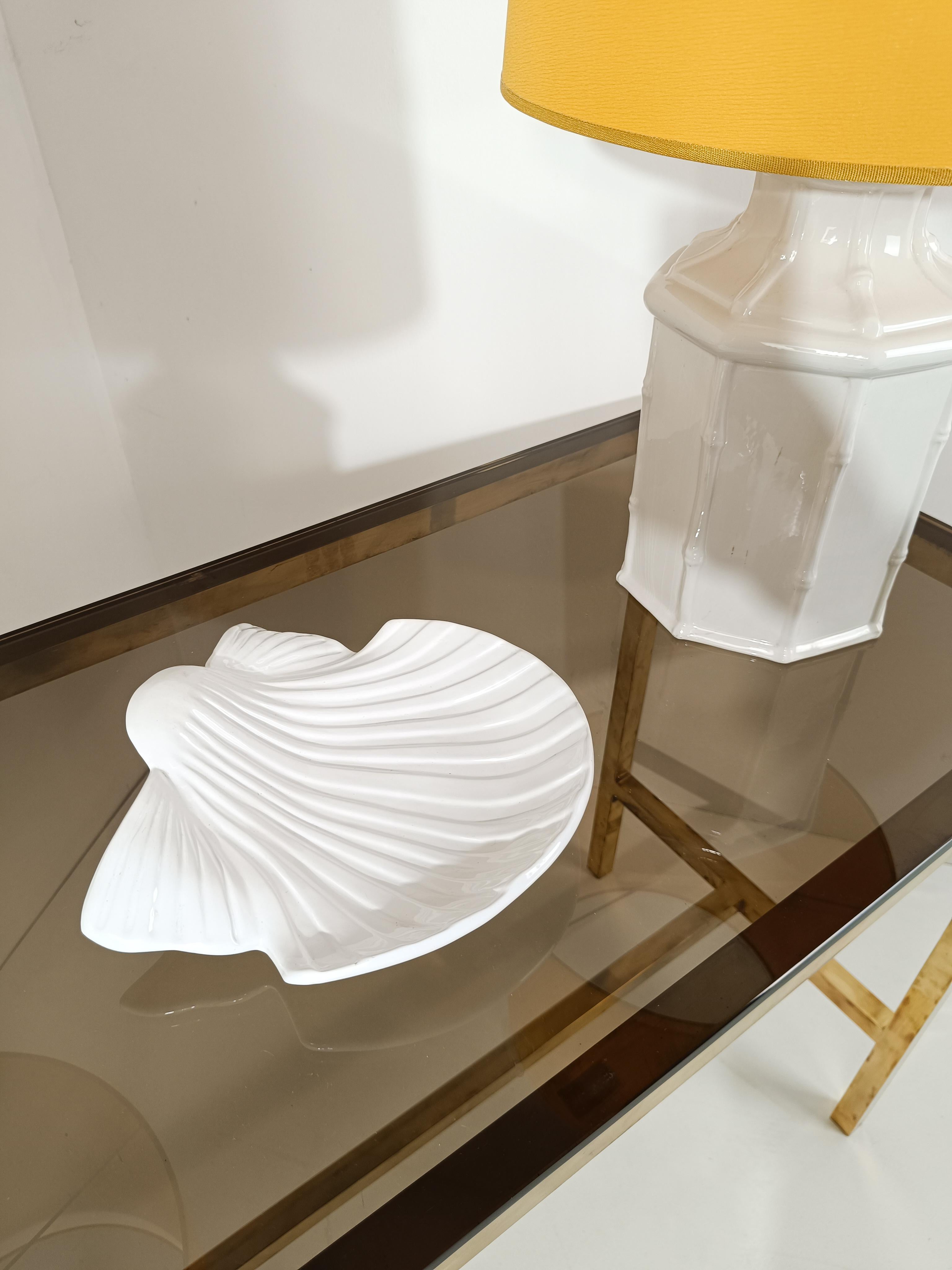 Tommaso Barbi-Schale / The Scallop Shaped Vide-poche aus weiß glasierter Keramik, 70er Jahre im Zustand „Gut“ im Angebot in Roma, IT