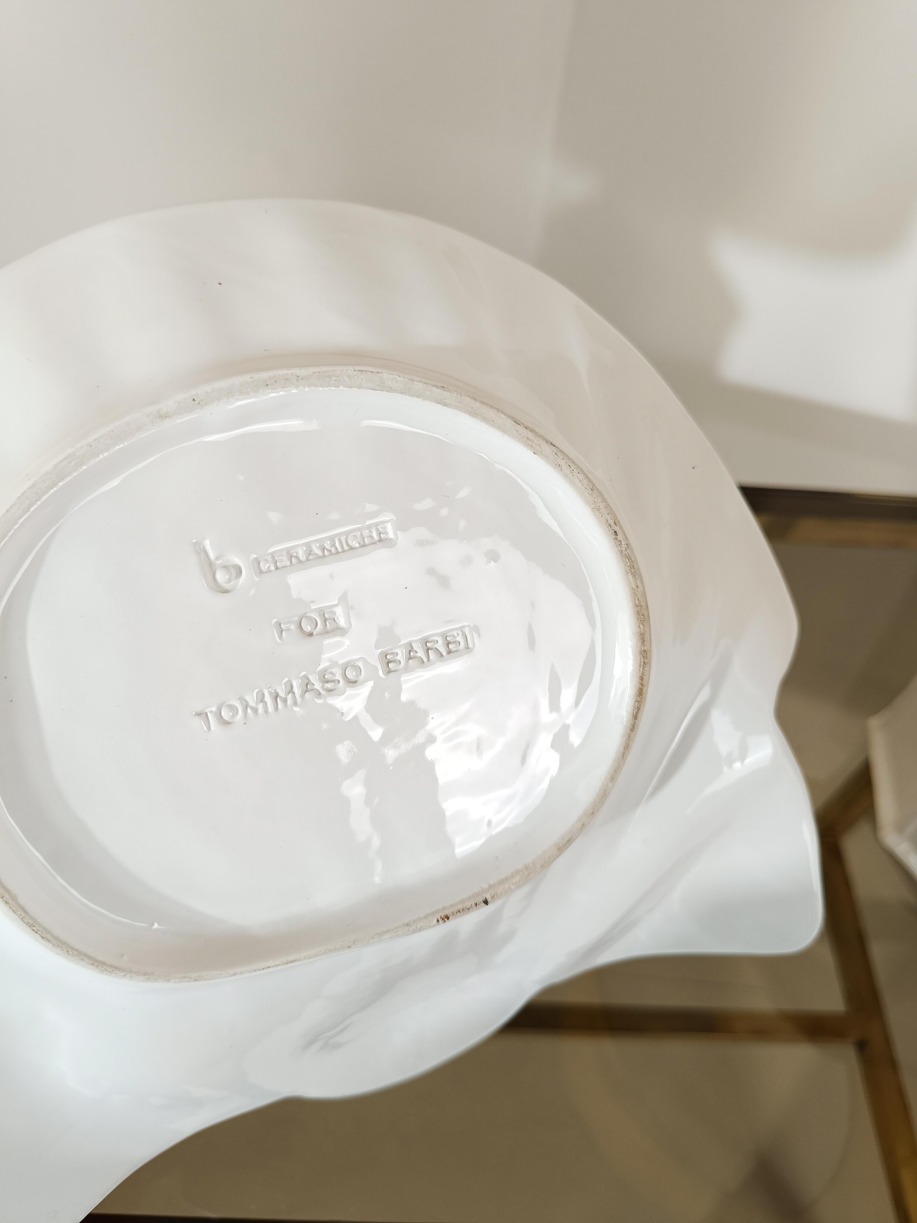 Tommaso Barbi-Schale / The Scallop Shaped Vide-poche aus weiß glasierter Keramik, 70er Jahre (20. Jahrhundert) im Angebot