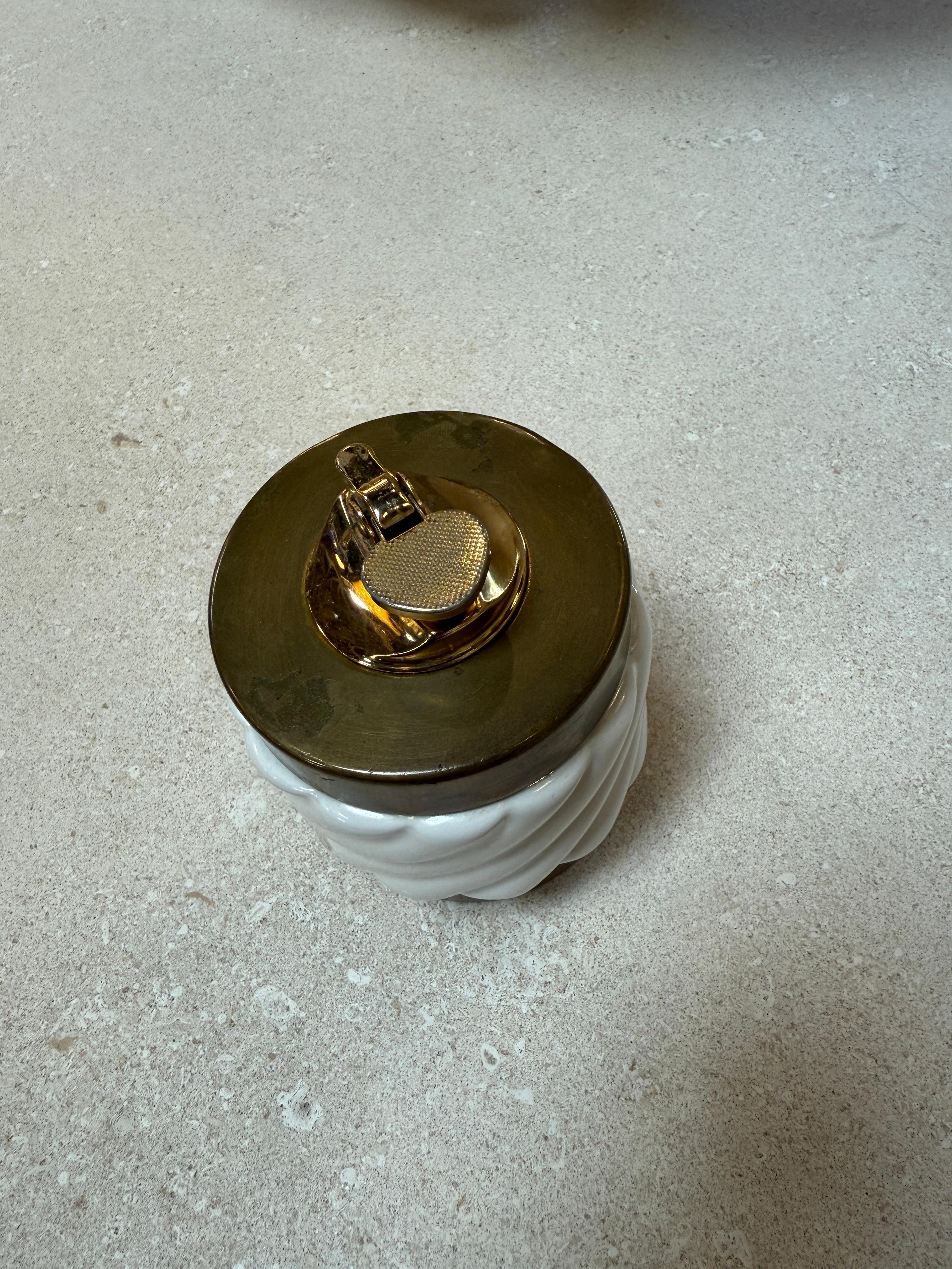 Tommaso Barbi Brass and Ceramic Table Lighter, Italy, 1970s Moderno en venta