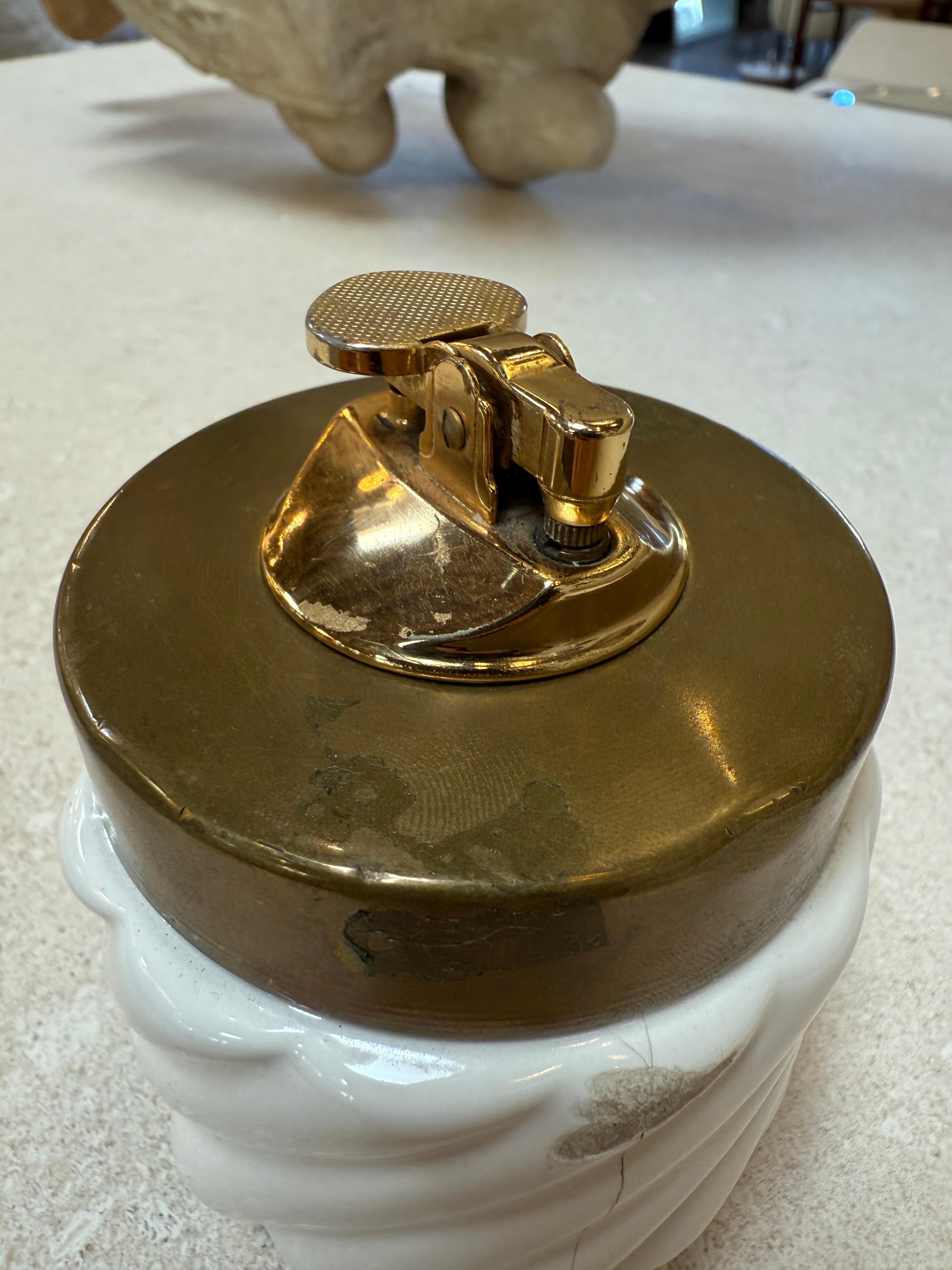 Tommaso Barbi Brass and Ceramic Table Lighter, Italy, 1970s en Bueno estado para la venta en Los Angeles, CA