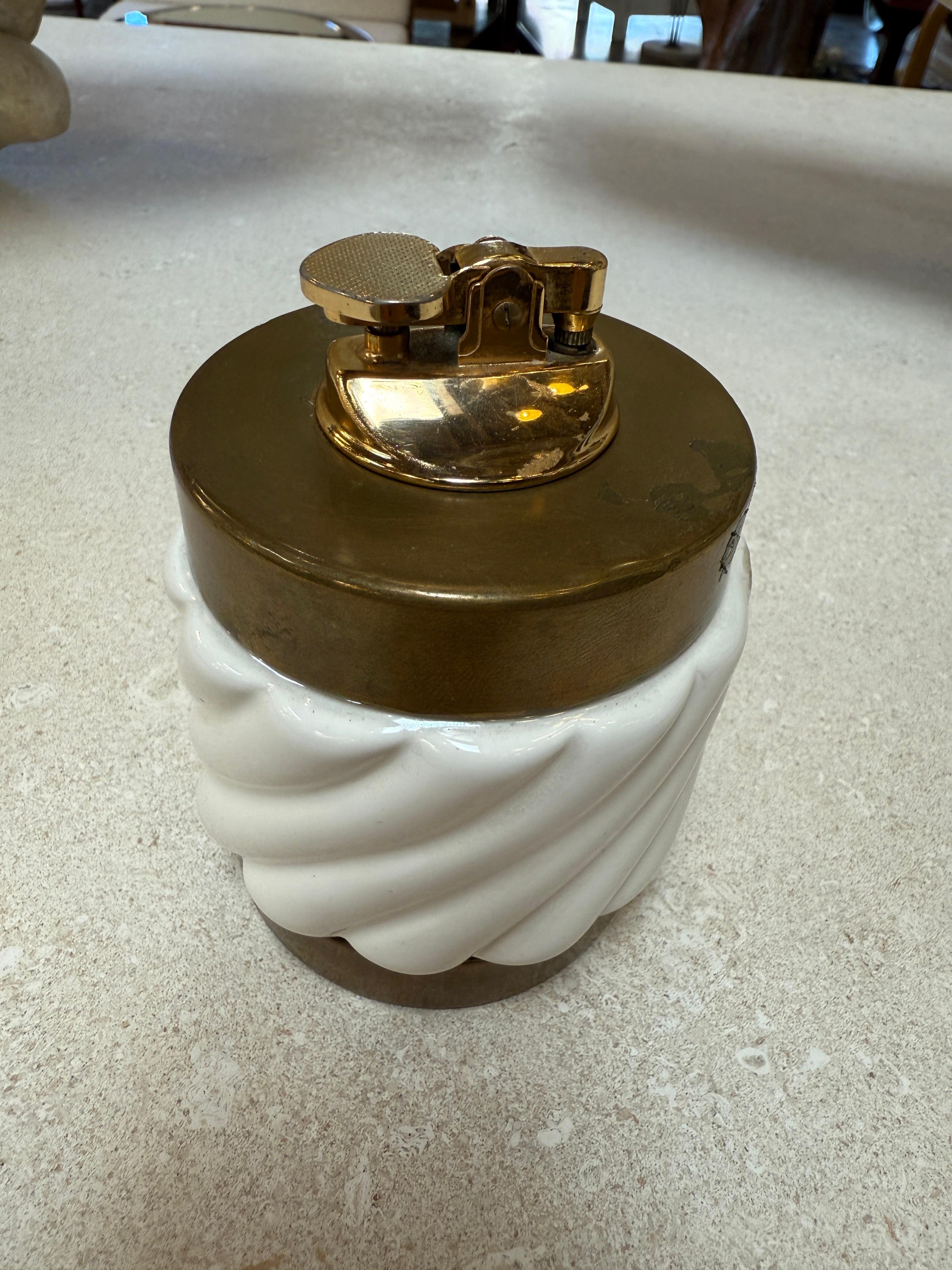 Tommaso Barbi Brass and Ceramic Table Lighter, Italy, 1970s finales del siglo XX en venta