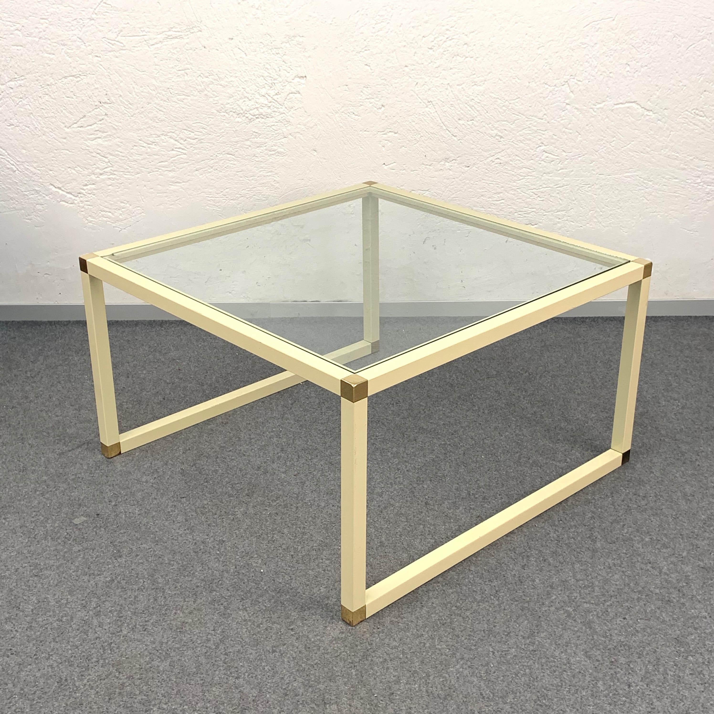 Mid-Century coffee table in lovely cream enamelled metal, with brass angles and  glass top by Tommaso Barbi. An Italian production from the 70s


A wonderful table for a mid-century or Hollywood Regency living room.

Table dimensions (in):
Width