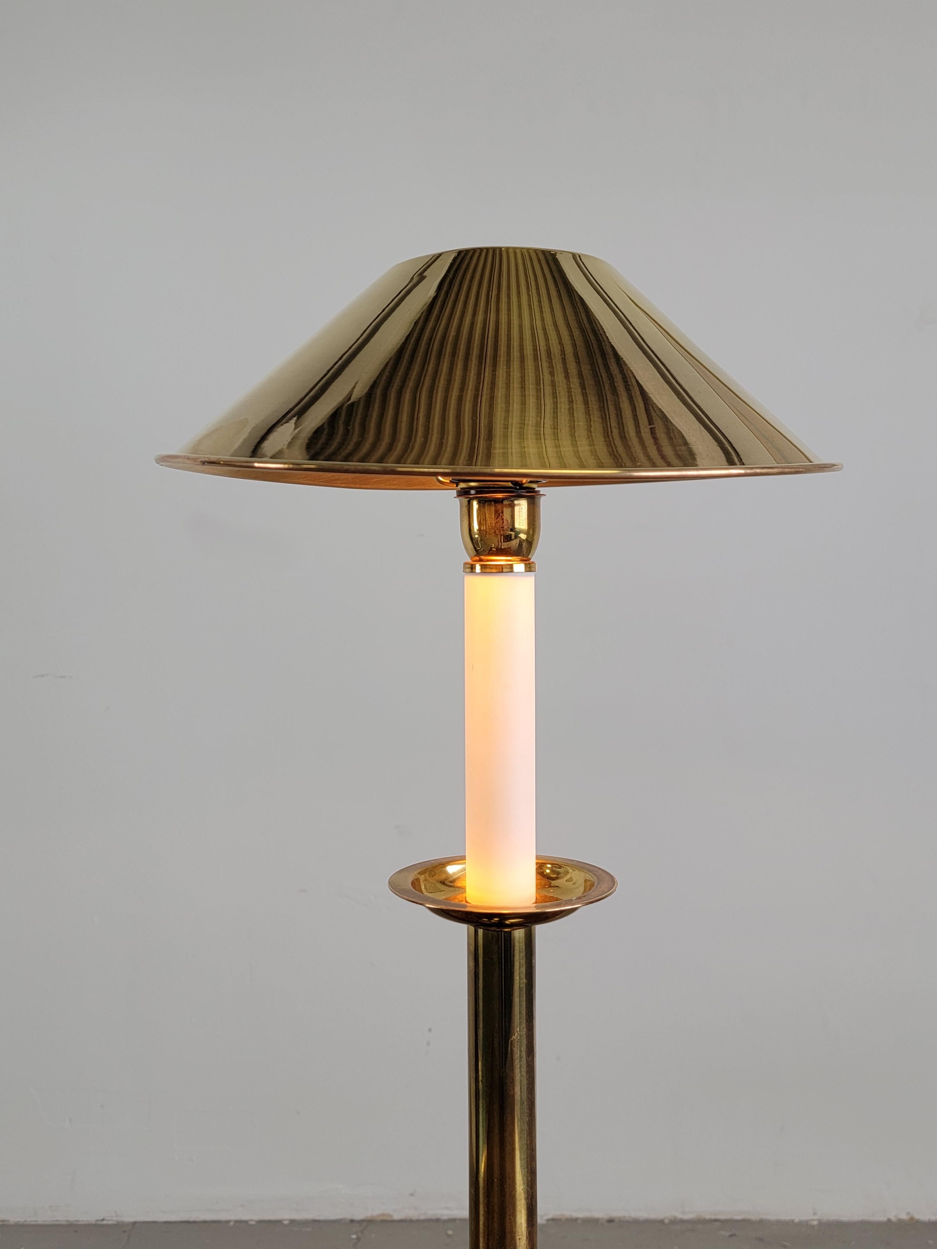 Moderne Lampe de table en laiton et laque Tommaso Barbi  en vente