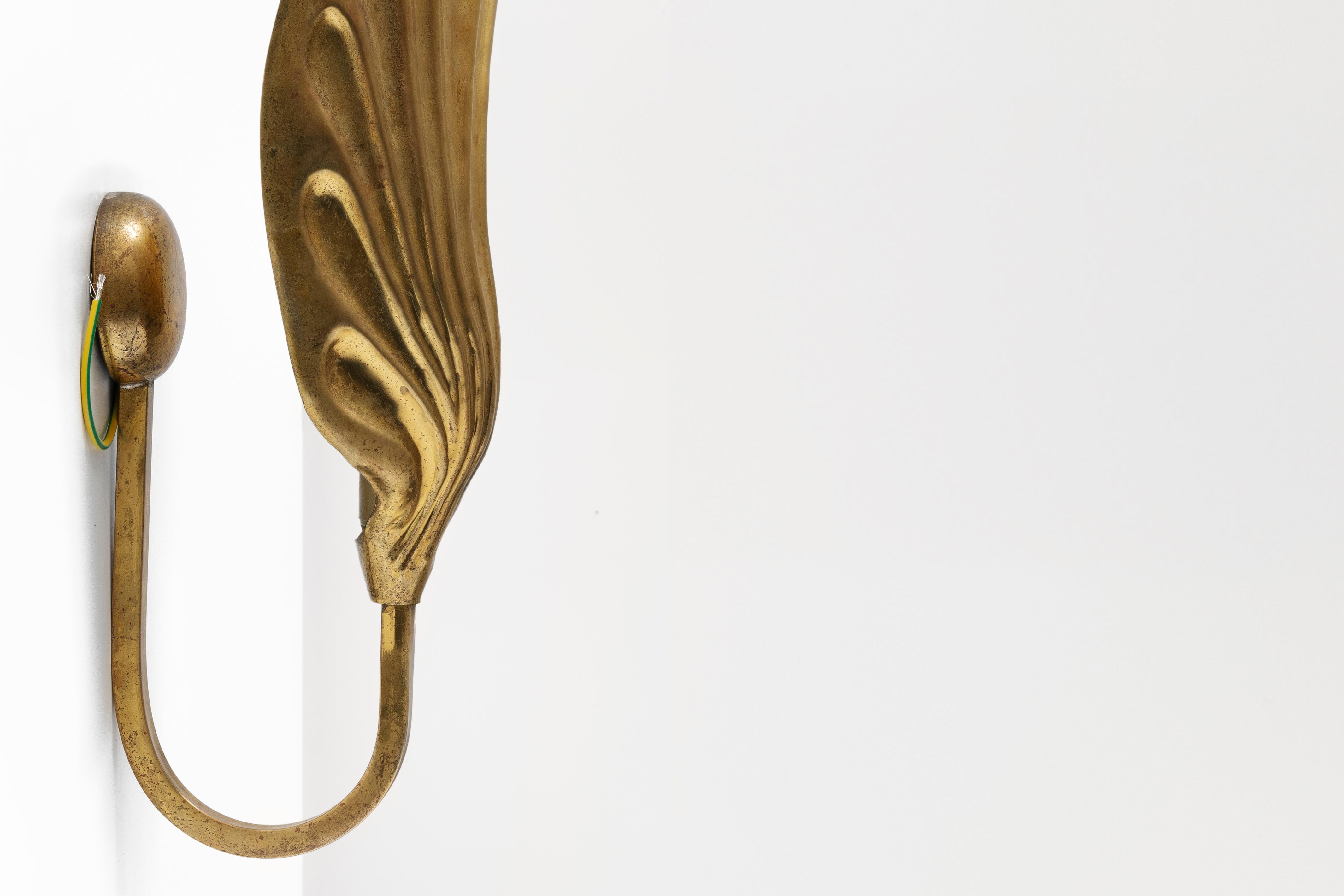 Fin du 20e siècle Tommaso Barbi, Design italien, 20THURY DESIGN L'applique en laiton à une seule feuille, Lights en vente