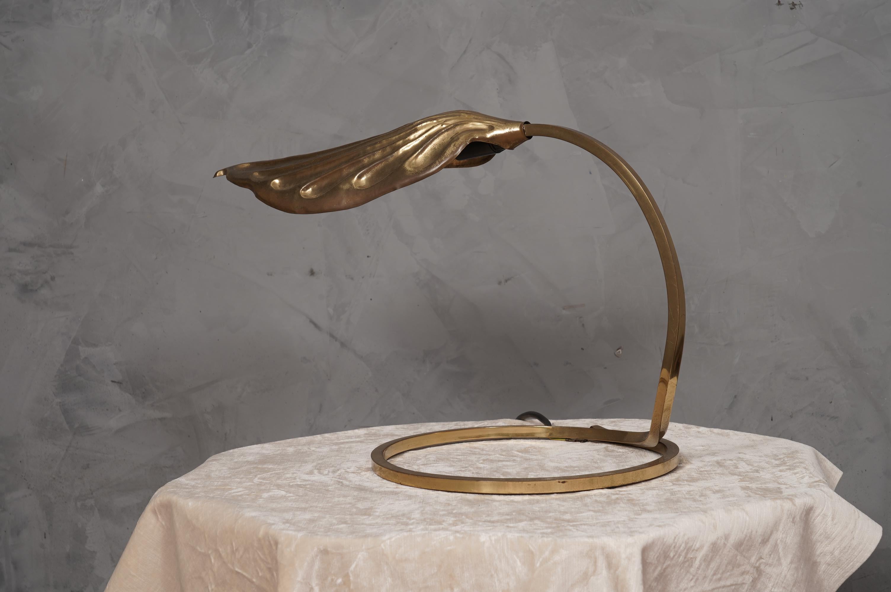 Stupenda lampada di Tommaso Barbi, design inconfondibile nel suo stile italiano del periodo degli anni '70. Una lavorazione dei metalli molto raffinata, artigiani d'altri tempi.

La lampada è composta da un tubo di ottone di diametro quadrato che fa