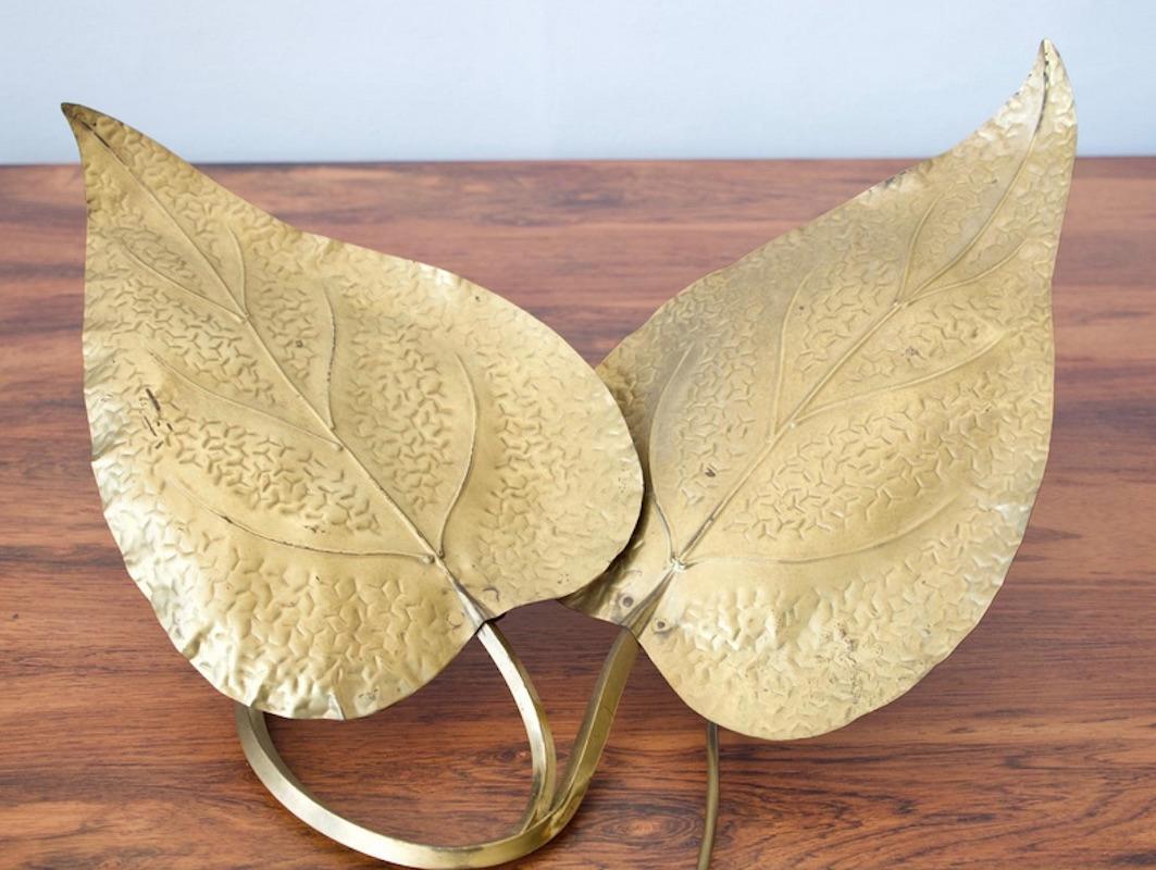 Sculptural brass table lamp featuring two rhubarb leaf motifs and two light sources. Designed by Tommaso Barbi and made in Italy in the 1970s. European plug.
