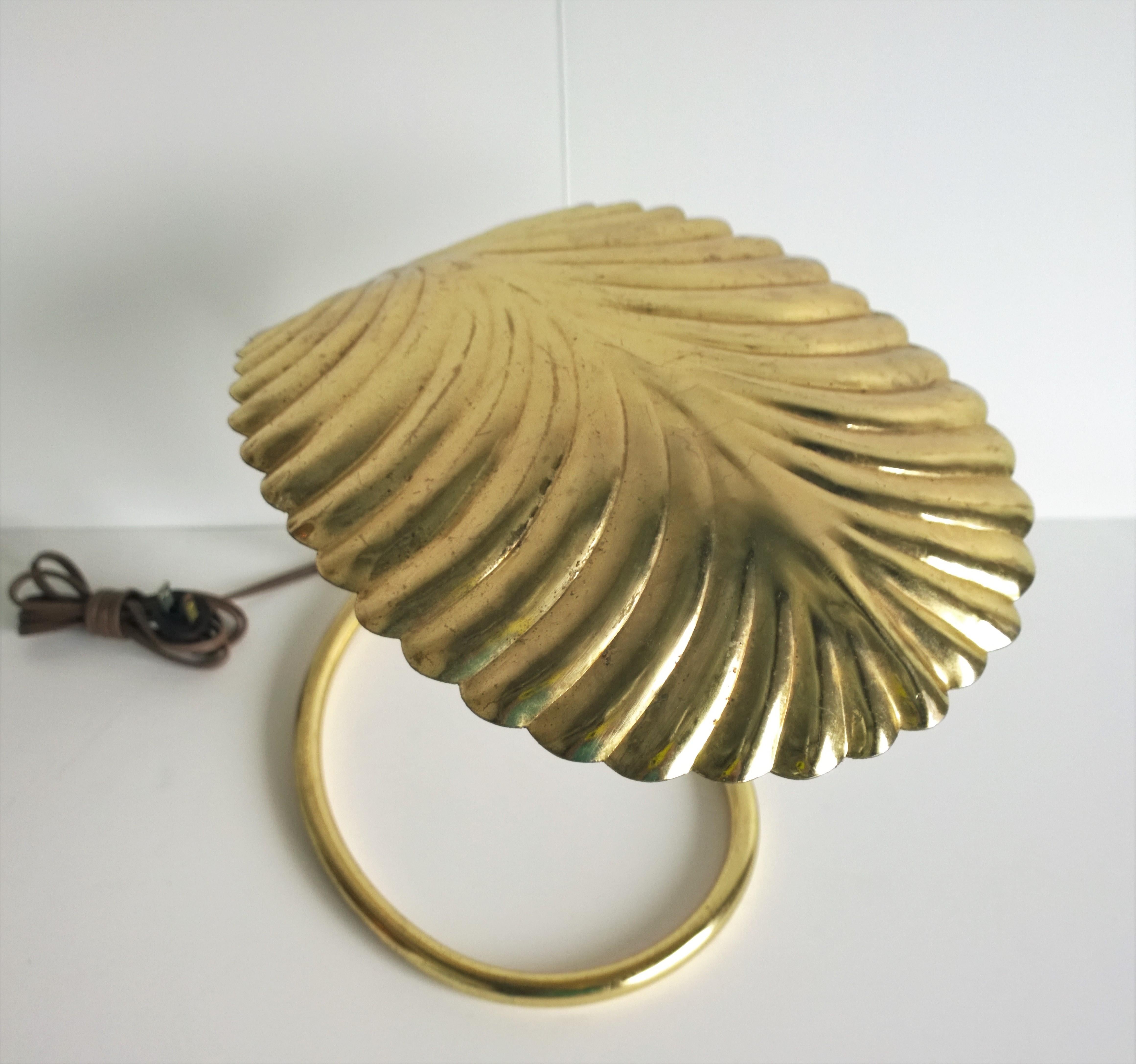 Tommaso Barbi Brass-Plated Metal, One Candelabra Leaf Decorative Table Lamp In Good Condition For Sale In Houston, TX