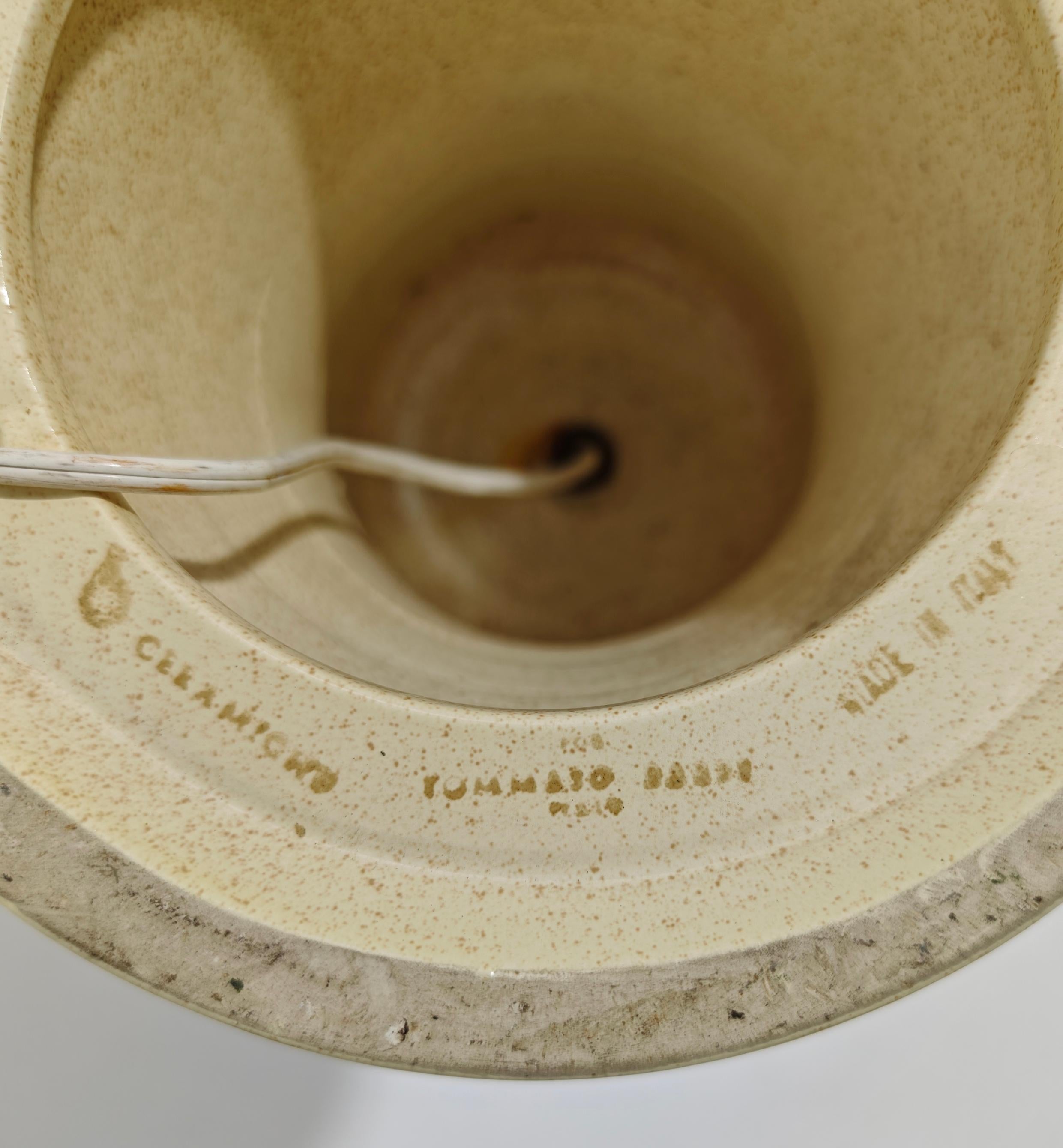 TOMMASO BARBI. Realizzato in Italia intorno al 1970
Lampada da tavolo di grandi dimensioni, corpo a tromba in ceramica smaltata avorio e marrone. Marchio di produzione e firma.  Ti preghiamo di guardare attentamente il video e le foto,