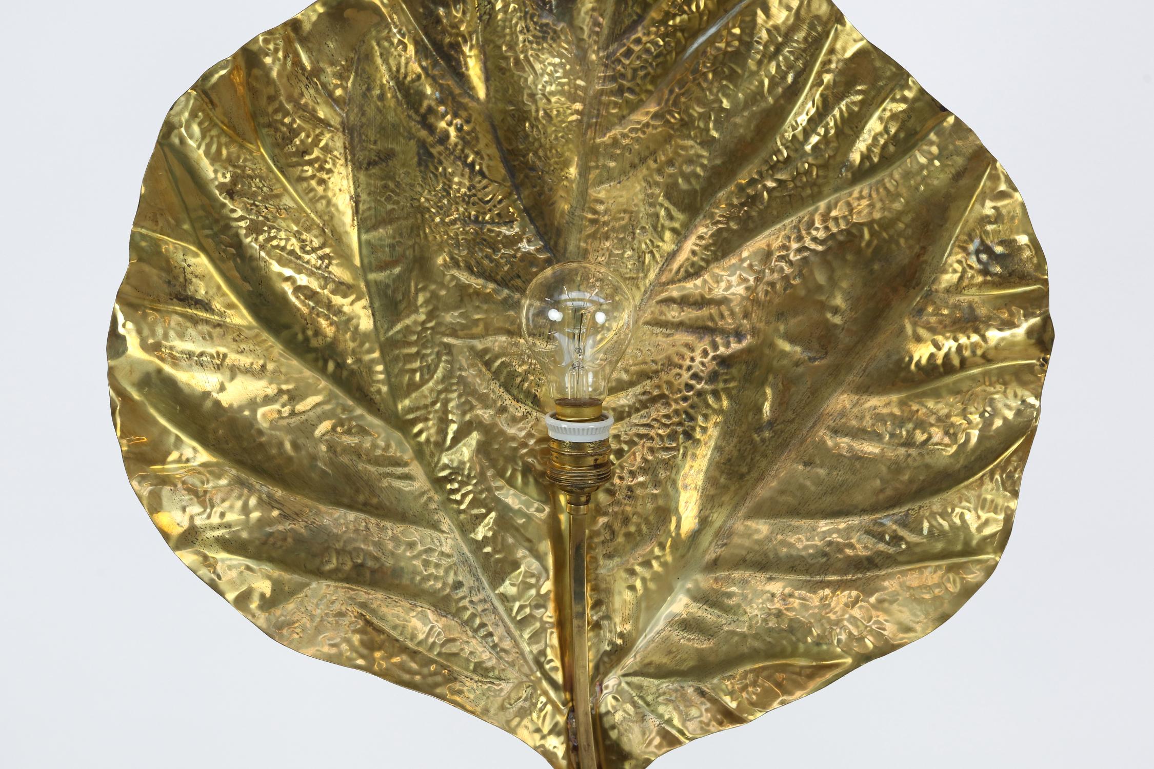 Tommaso Barbi Famous Italian Brass Leaf-Shaped “Foglia” Floor Lamp 1970s In Good Condition For Sale In Ghent, BE
