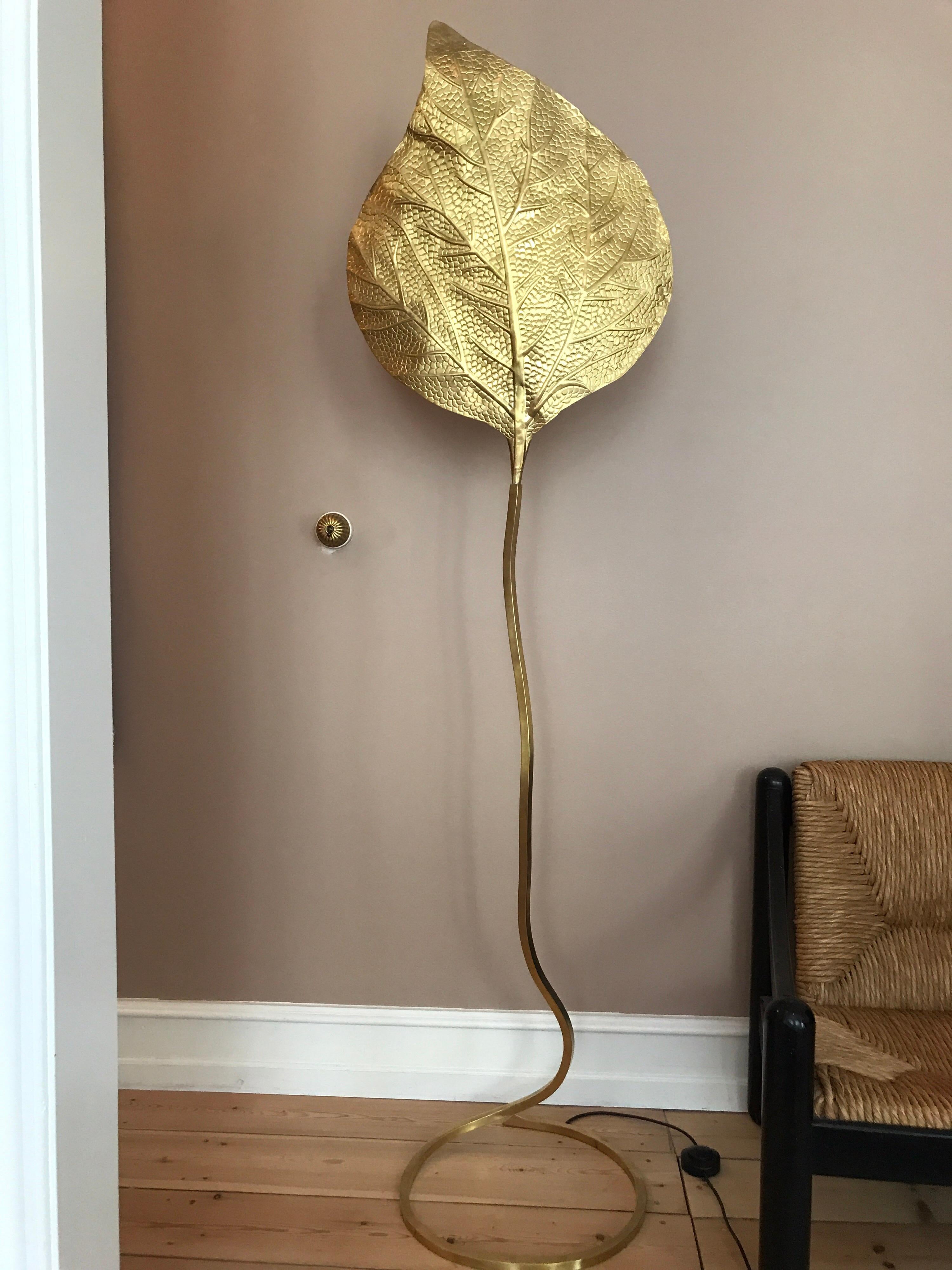 Tommaso Barbi floor lamp in brass shaped as a leaf
Italy, 1970s.
 
 