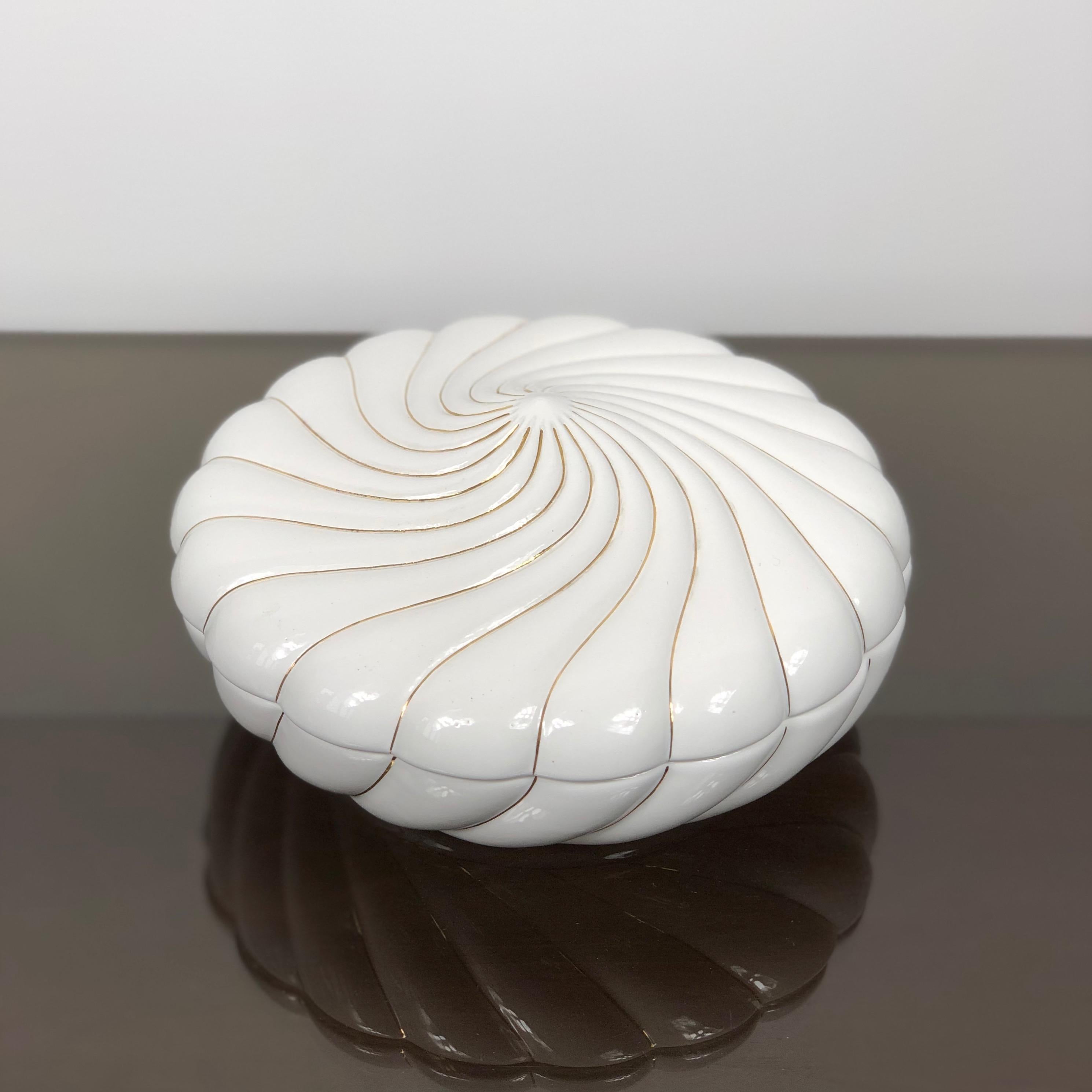 Weiße Dose aus Keramik des italienischen Designers Tommaso Barbi für b Ceramiche:: um 1970. 
Die Originalsignatur befindet sich auf dem Boden der Schachtel:: wie die Fotos zeigen.