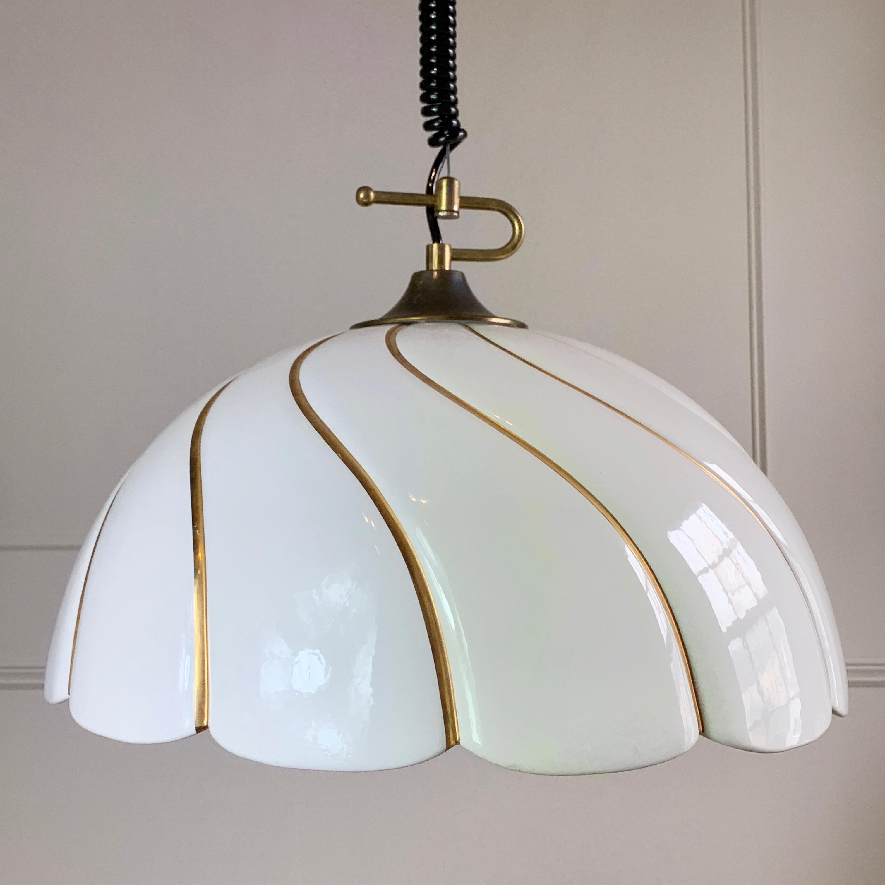 Großer weißer und goldener Keramik-Lampenschirm von Tommaso Barbi (Moderne der Mitte des Jahrhunderts) im Angebot