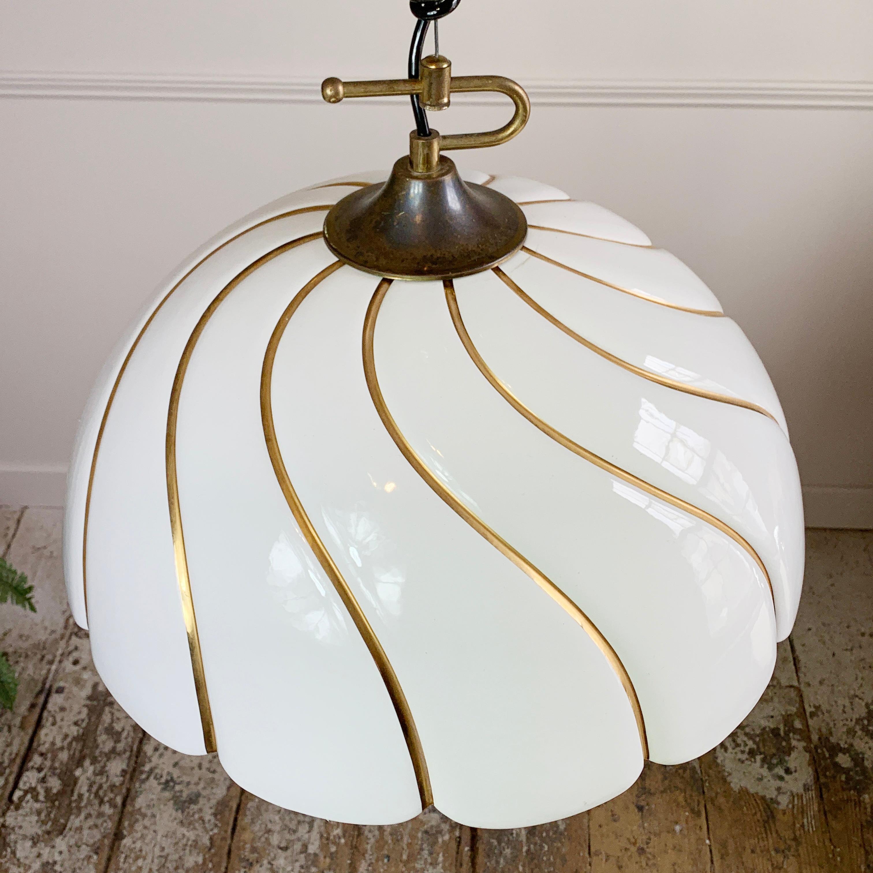 Großer weißer und goldener Keramik-Lampenschirm von Tommaso Barbi (Italienisch) im Angebot