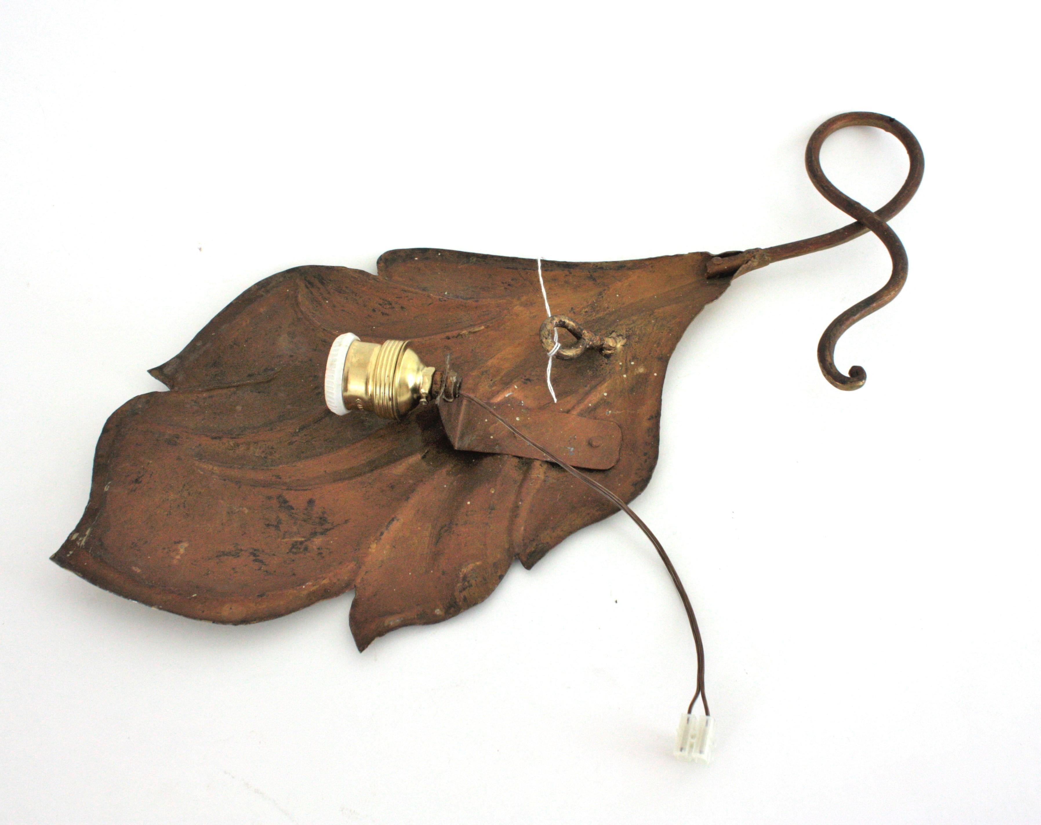 Tommaso Barbi Inspired Large Leaf Wall Light in Gilt Iron, Italy 1950s For Sale 7
