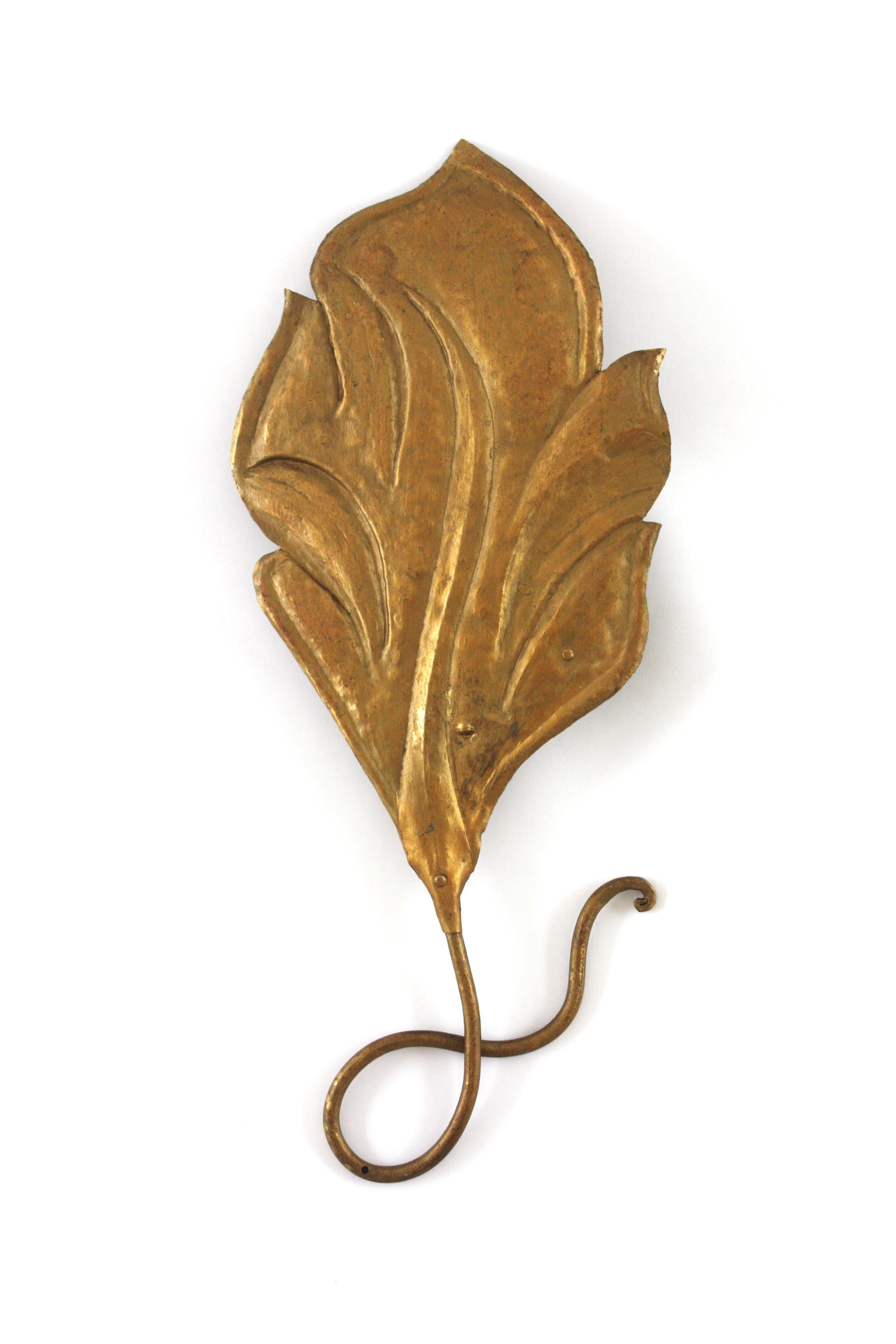 Large Leaf Shaped Wall Sconce in Gilt Iron, Italy 1950s.
Design inspired by Tommaso Barbi Hollywood Regency creations.
Eyecatching handcrafted light fixture with leaf design and gold leaf gilt finish. It features a large leaf hidding the bulb