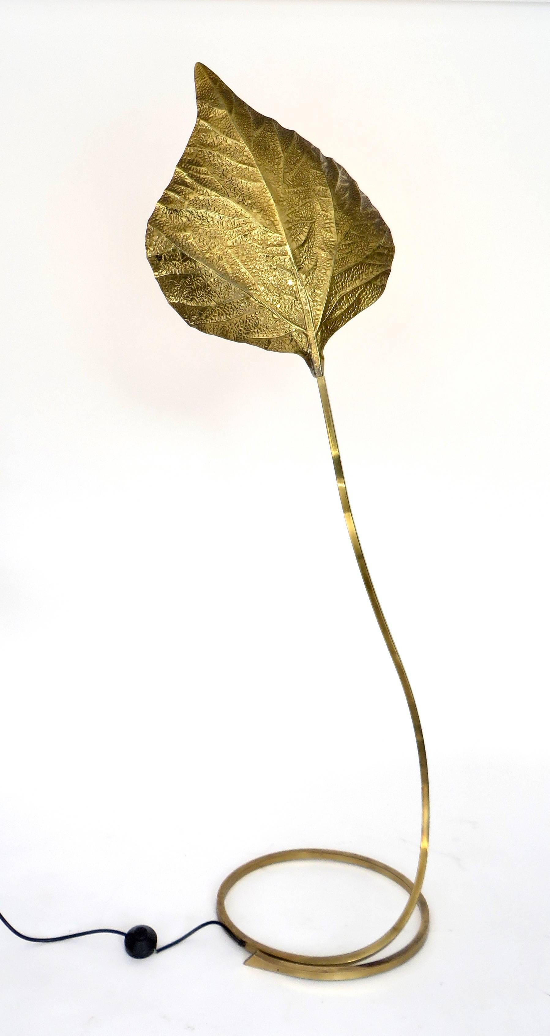 Italian large brass Rhubarb hand hammered brass leaf floor lamp by Tommaso Barbi.
Tommaso Barbi, Italian designer and manufacturer, was well-known for his brass works, inspired by nature. 
Beautiful quality, and in excellent condition, with nice