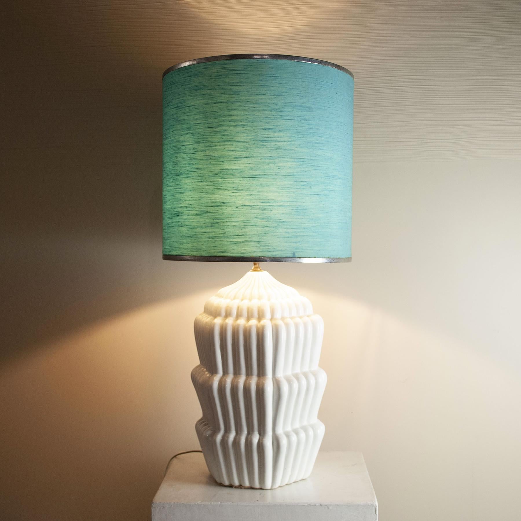Tommaso Barbi italian midcentury white ceramic table lamp depicting a cake 60's In Good Condition For Sale In bari, IT